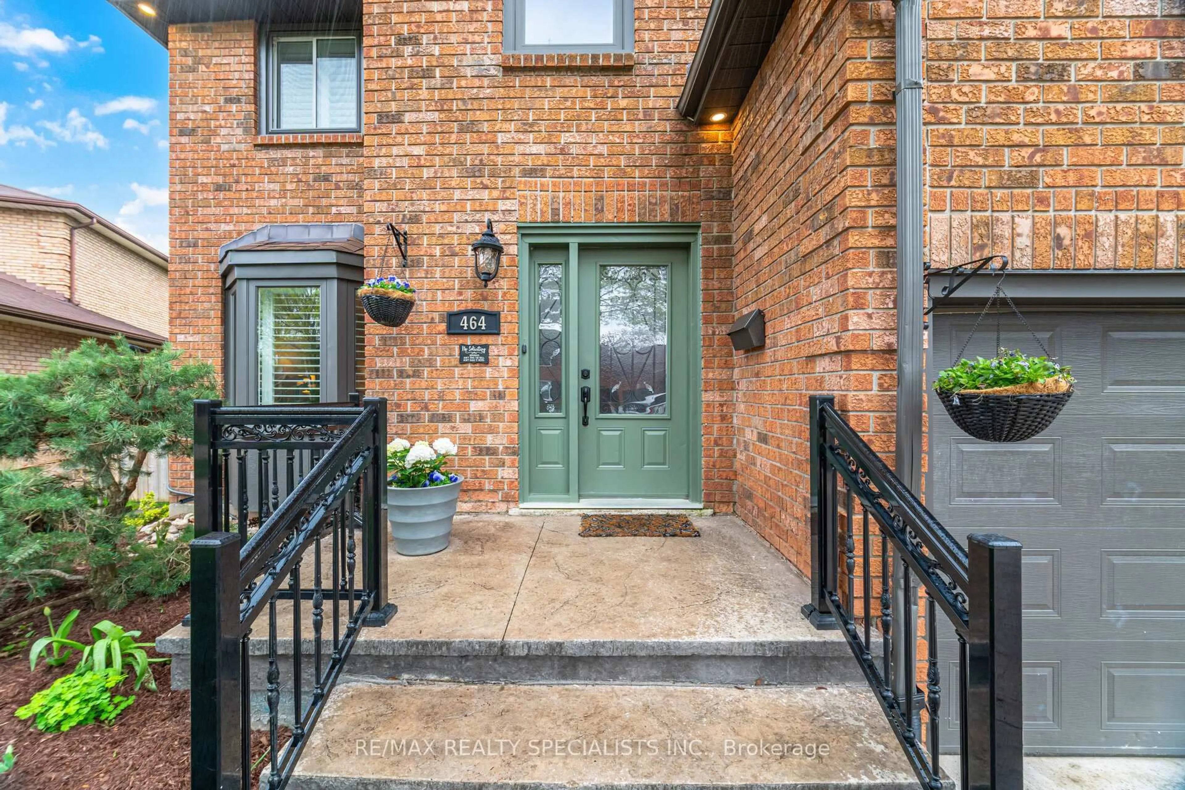 Indoor entryway for 464 Delaney Crt, Burlington Ontario L7L 5T6