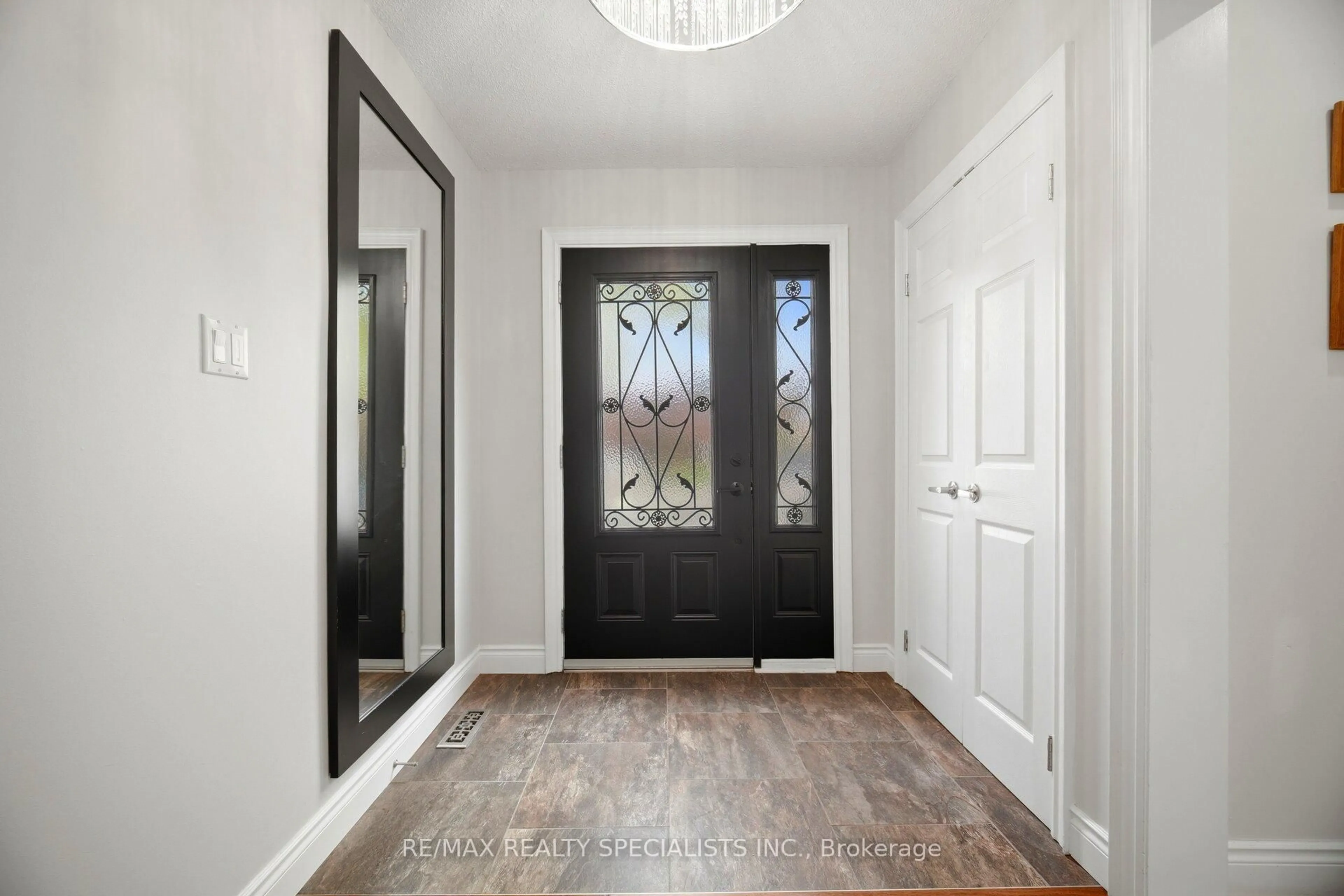 Indoor entryway for 464 Delaney Crt, Burlington Ontario L7L 5T6