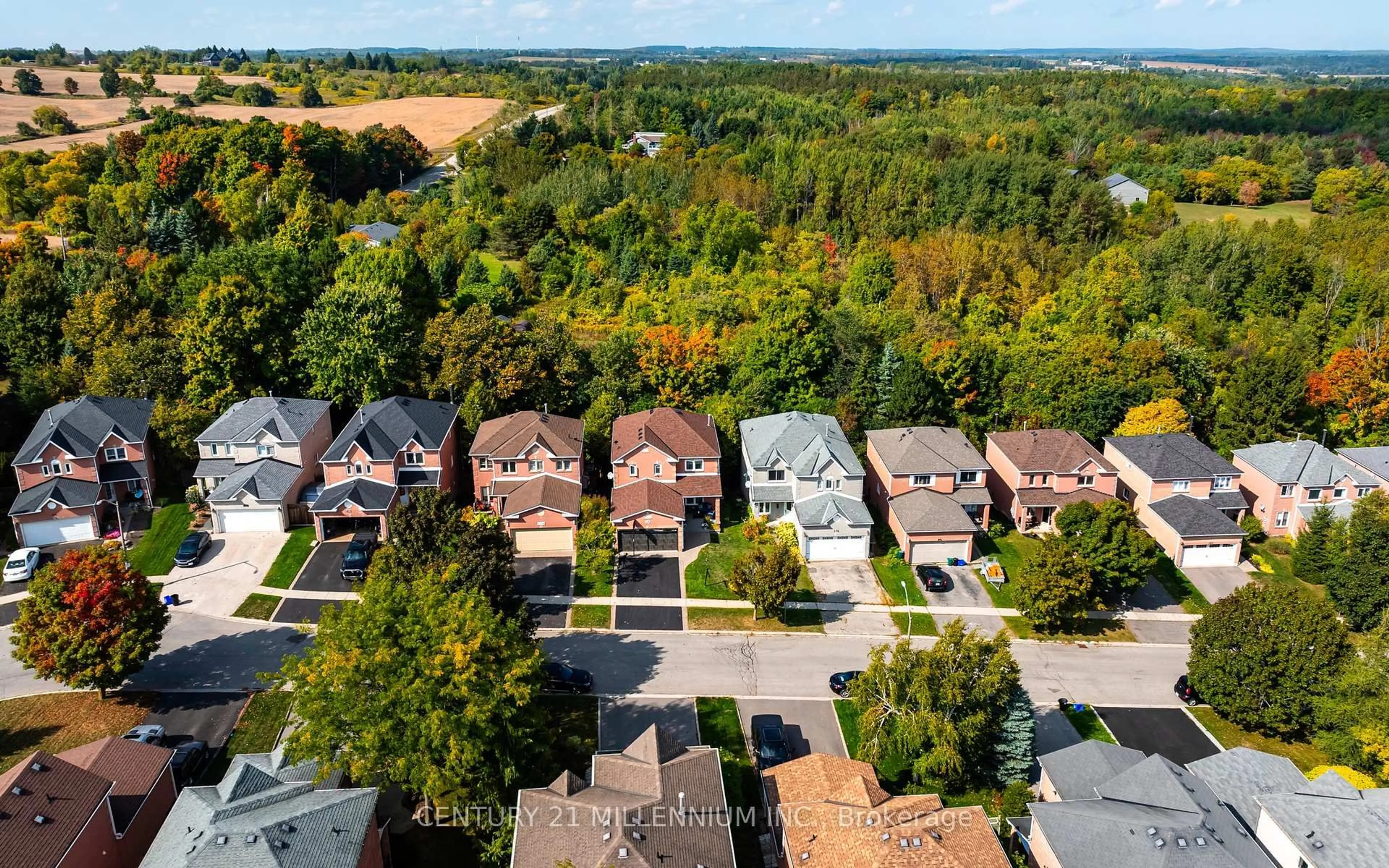 A pic from outside/outdoor area/front of a property/back of a property/a pic from drone, street for 174 Lisa Marie Dr, Orangeville Ontario L9W 4P7