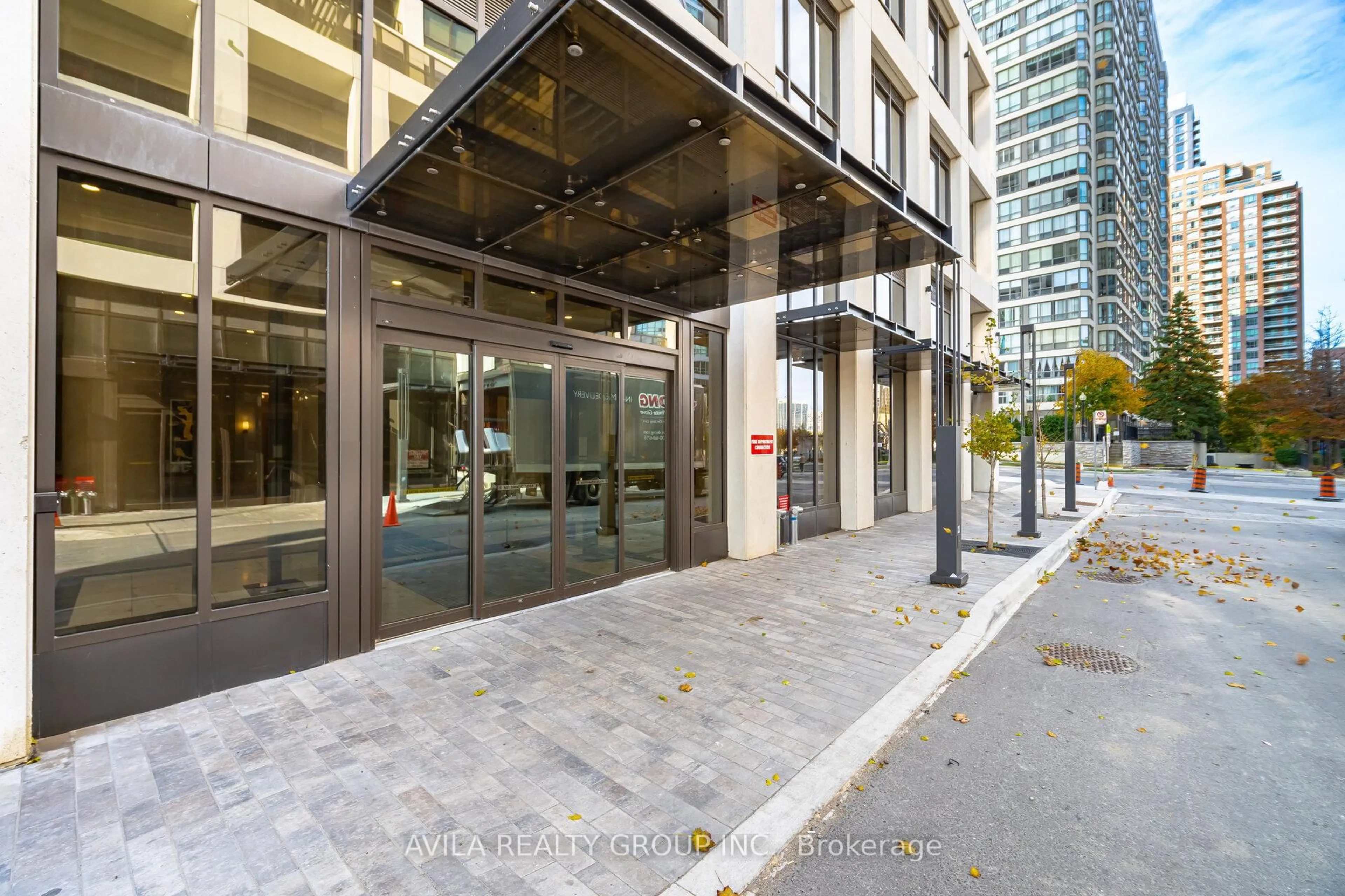 Indoor foyer for 36 Elm Dr #1910, Mississauga Ontario L5B 0N3
