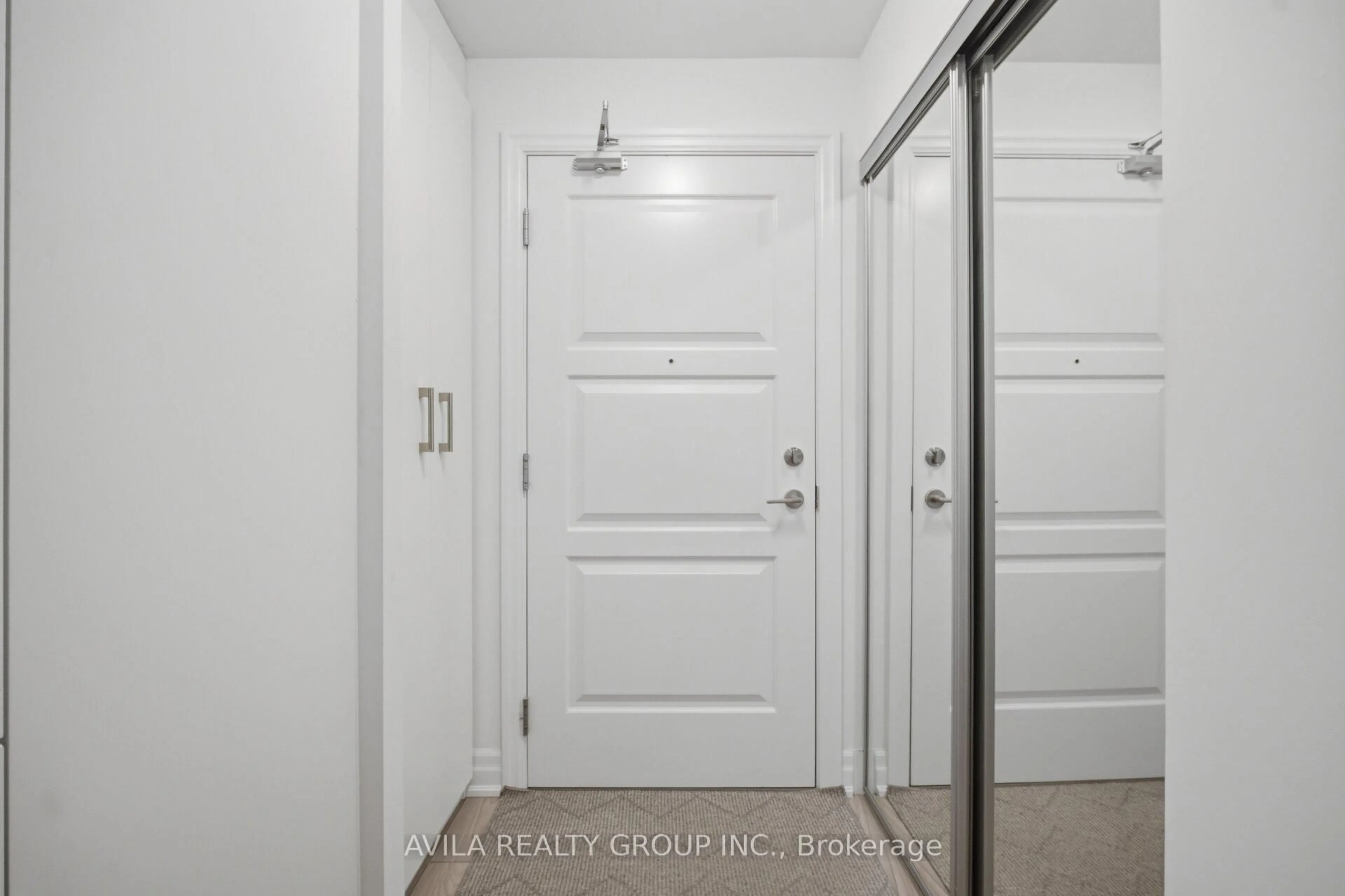 Indoor entryway for 36 Elm Dr #1910, Mississauga Ontario L5B 0N3