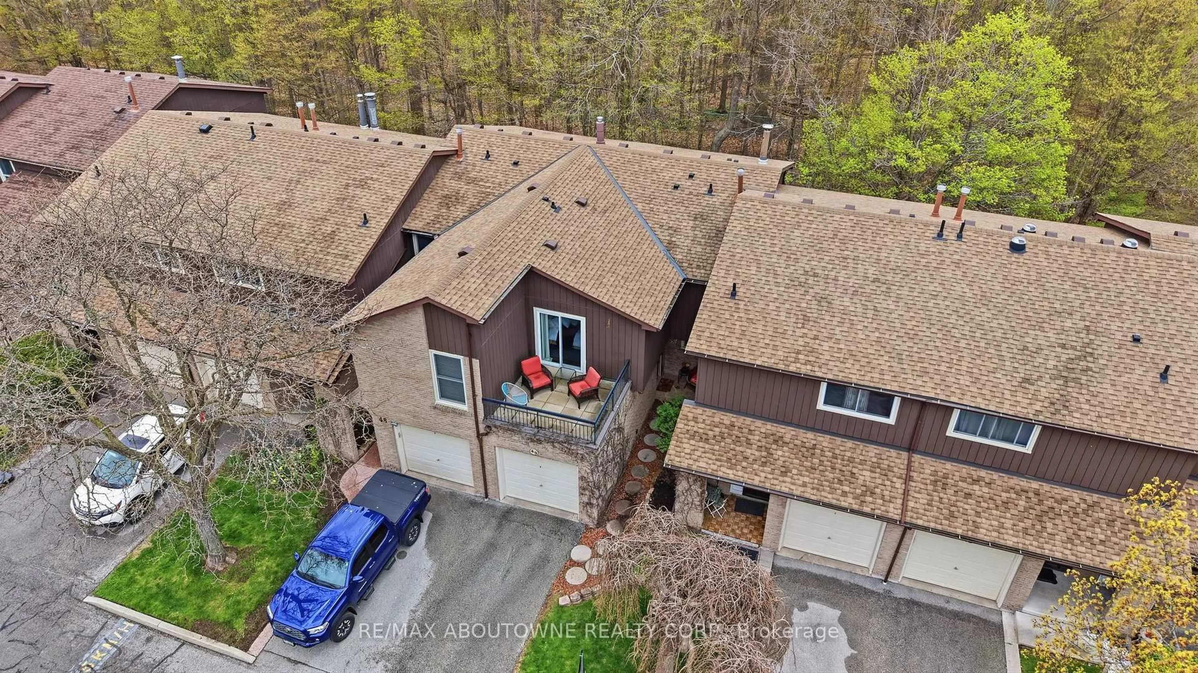A pic from outside/outdoor area/front of a property/back of a property/a pic from drone, street for 2301 Cavendish Dr #49, Burlington Ontario L7P 3M3