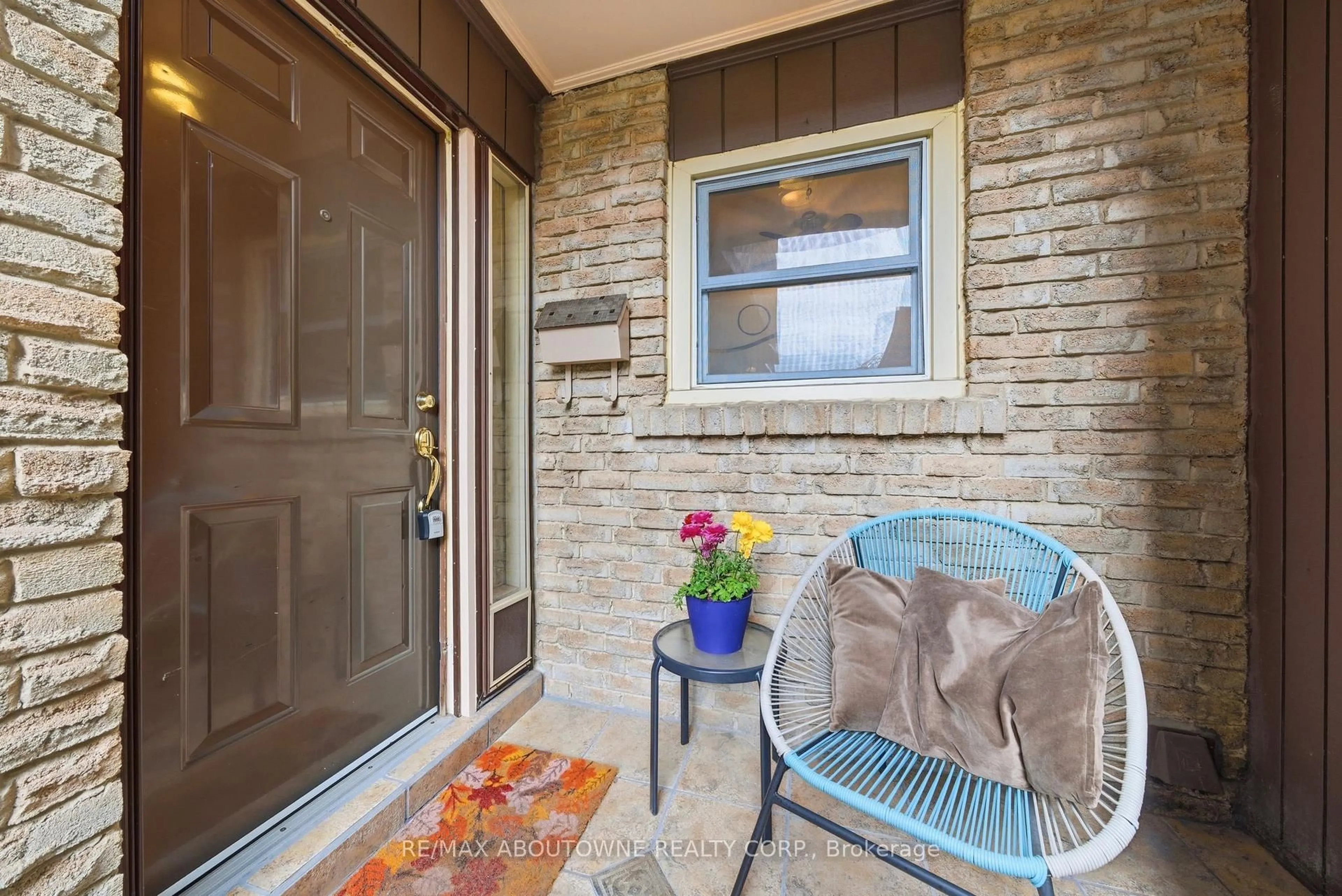 Indoor entryway for 2301 Cavendish Dr #49, Burlington Ontario L7P 3M3