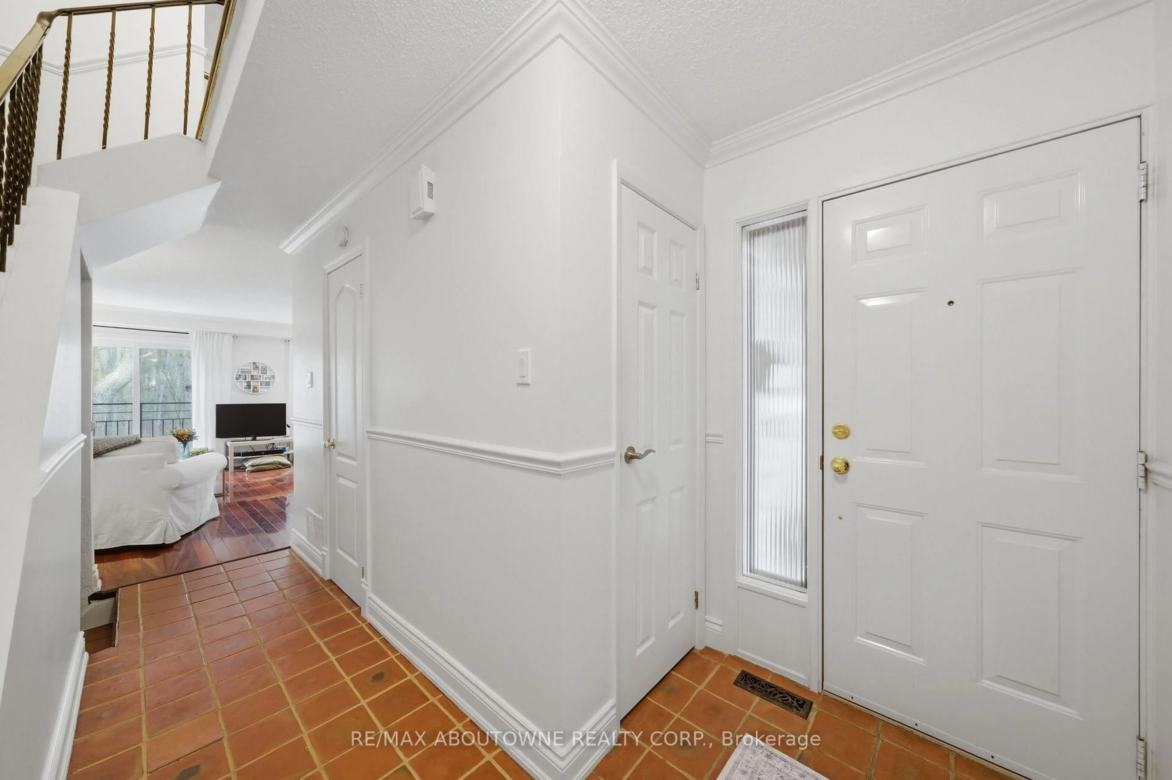 Indoor foyer for 2301 Cavendish Dr #49, Burlington Ontario L7P 3M3