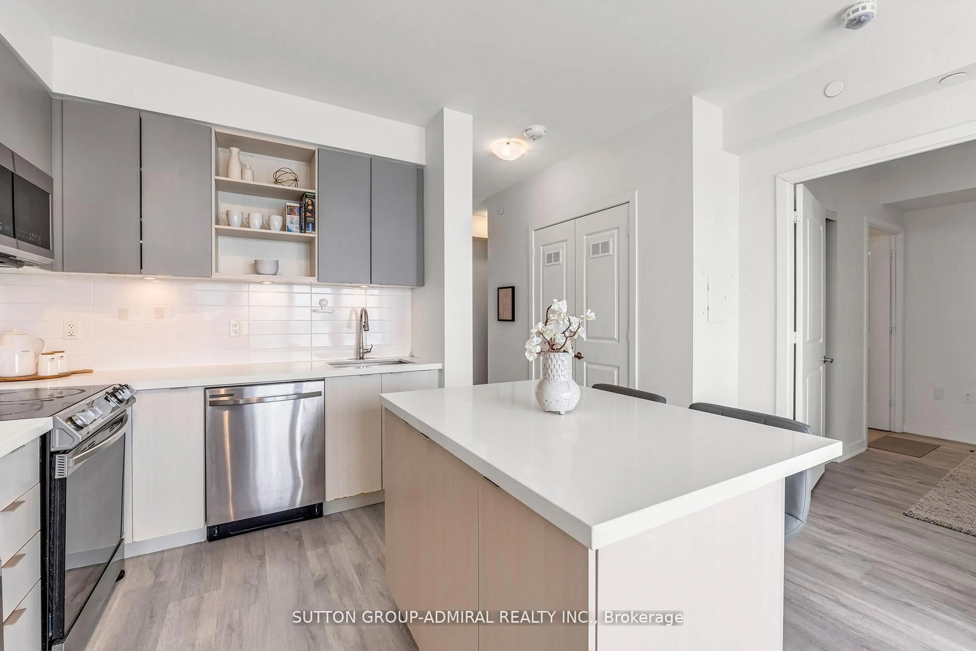 Open concept kitchen, ceramic/tile floor for 4675 Metcalfe Ave #1208, Mississauga Ontario L5M 0Z8