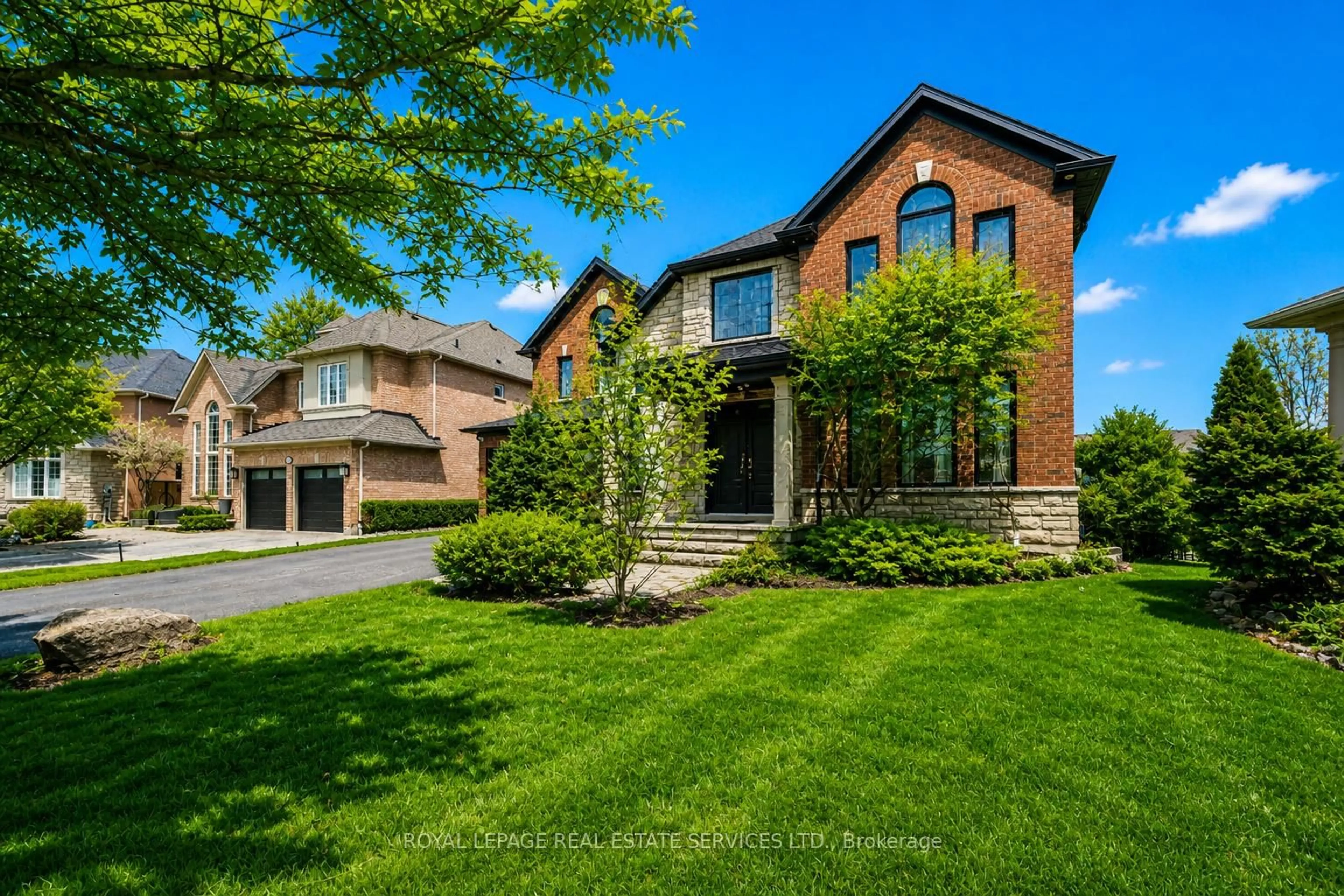Home with brick exterior material, street for 2264 Woodbriar Crt, Oakville Ontario L6M 4Z4
