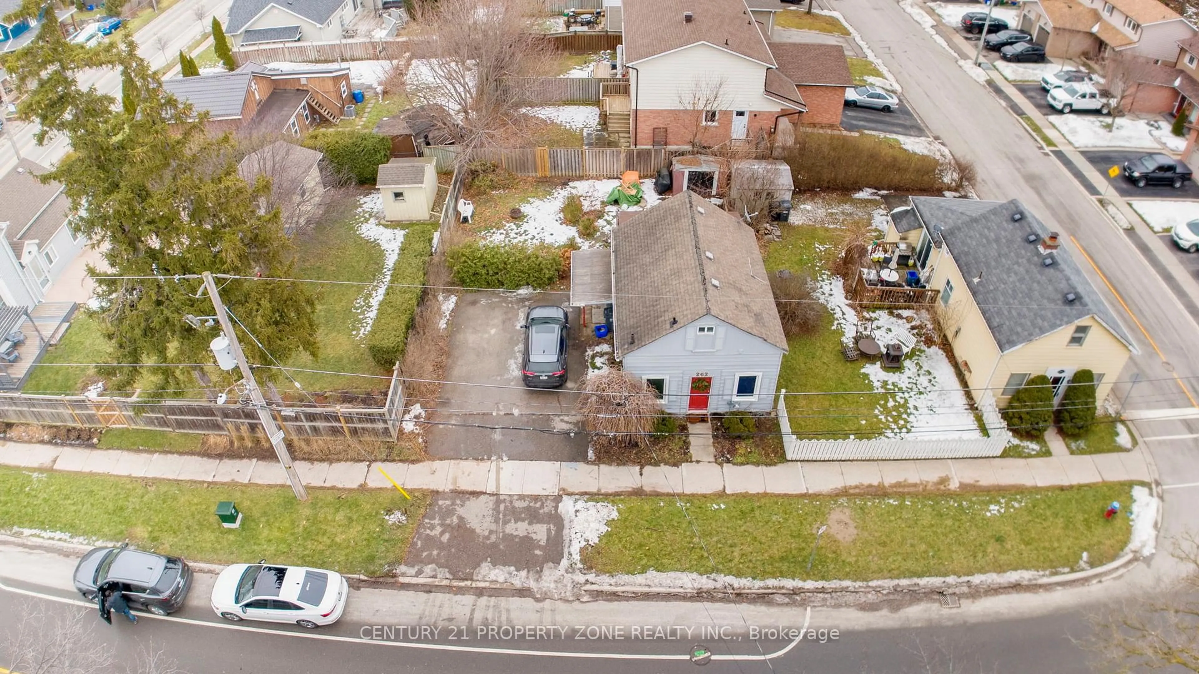 A pic from outside/outdoor area/front of a property/back of a property/a pic from drone, street for 262 Pine St, Milton Ontario L9T 1K5