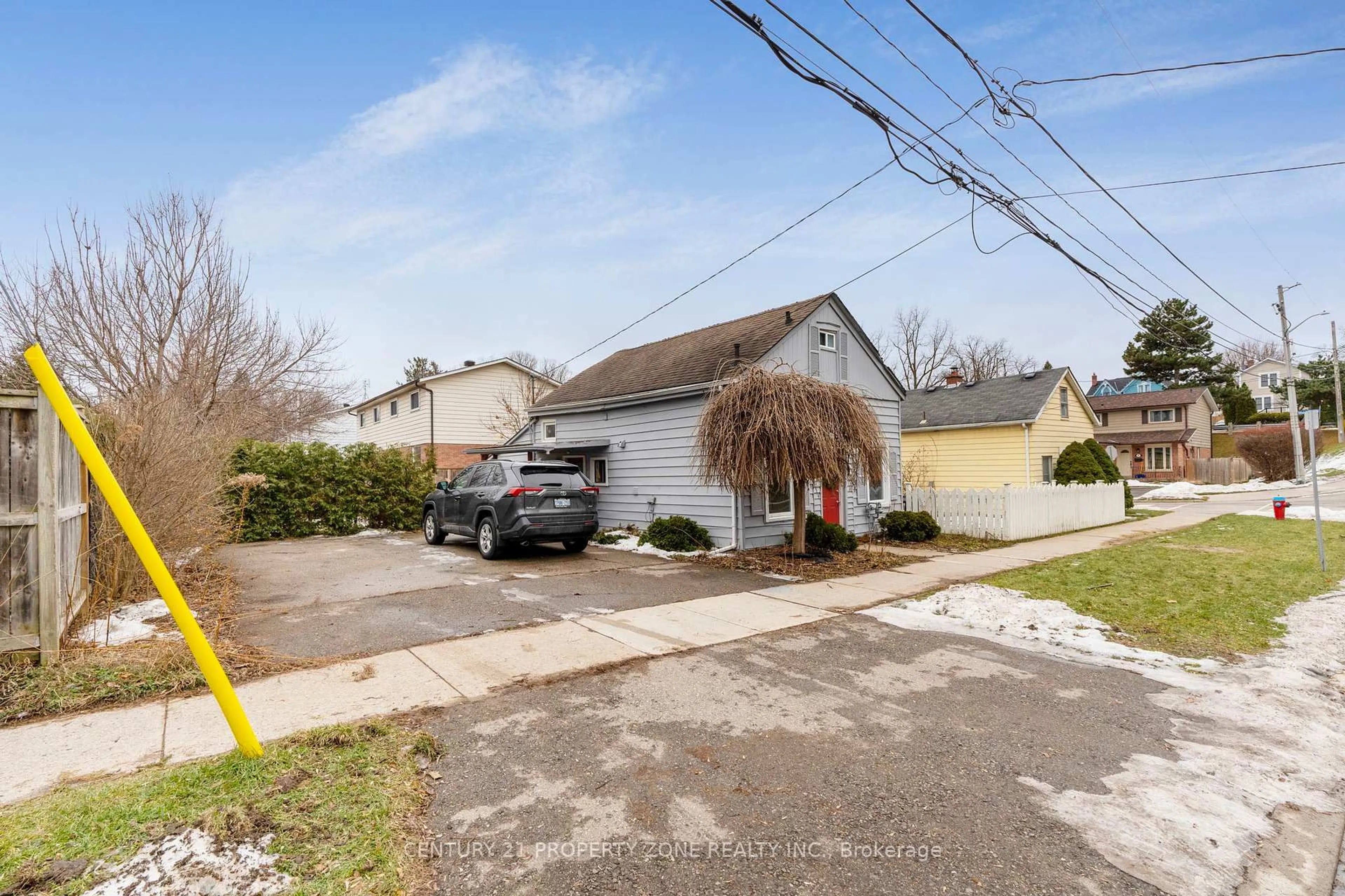 A pic from outside/outdoor area/front of a property/back of a property/a pic from drone, street for 262 Pine St, Milton Ontario L9T 1K5