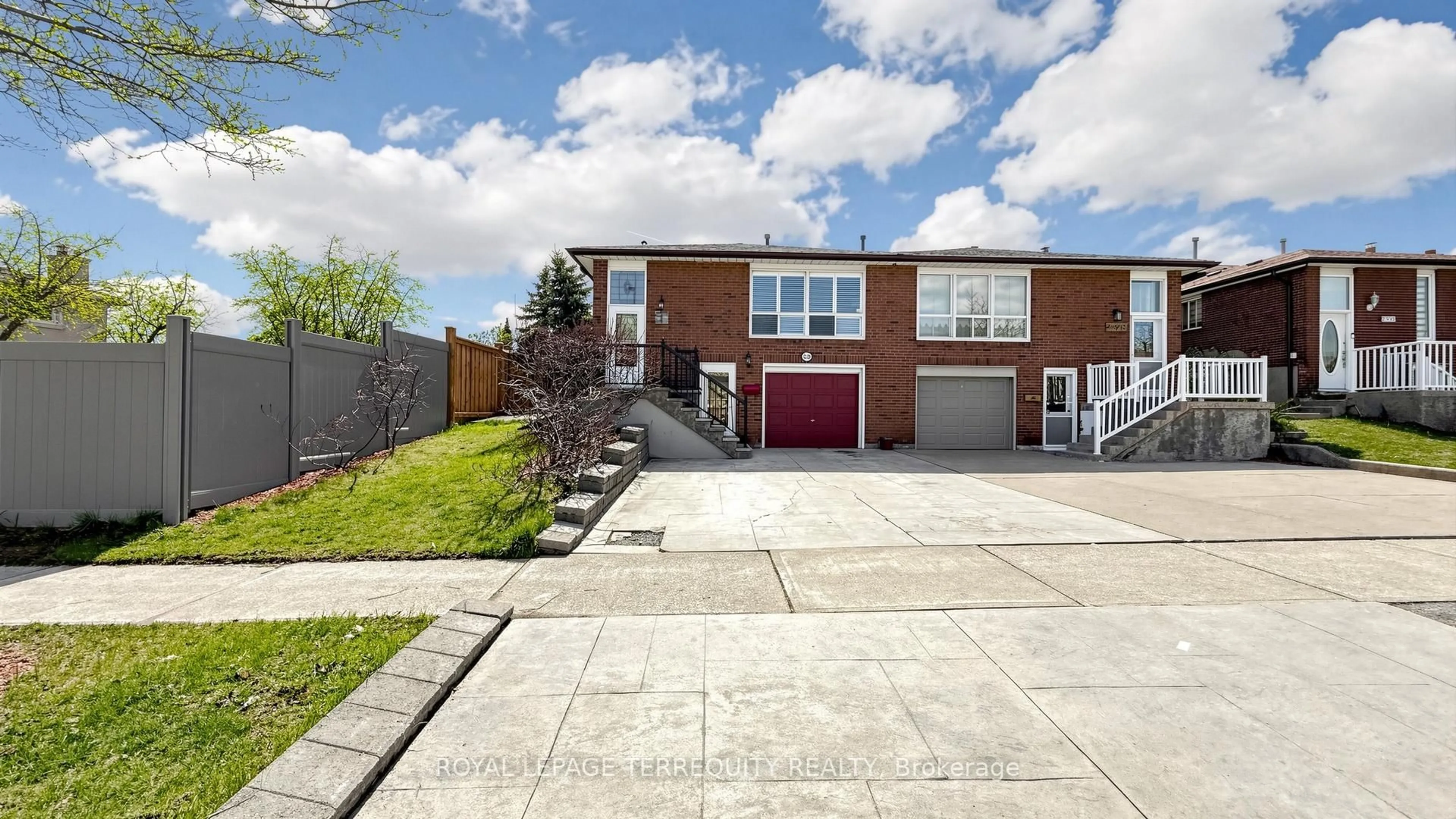 Home with brick exterior material, street for 2526 Kingsberry Cres, Mississauga Ontario L5B 2K5