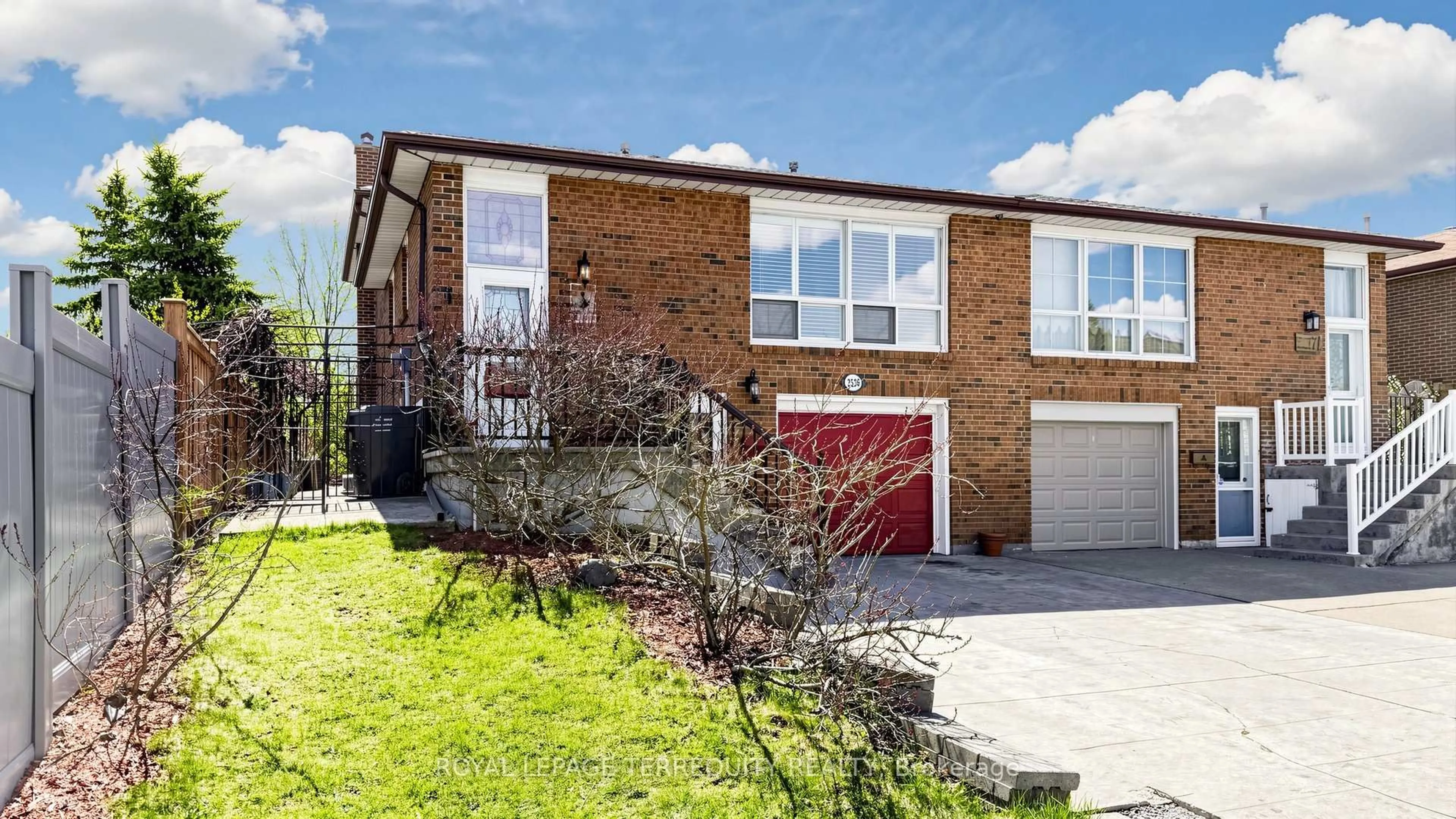 Home with brick exterior material, street for 2526 Kingsberry Cres, Mississauga Ontario L5B 2K5