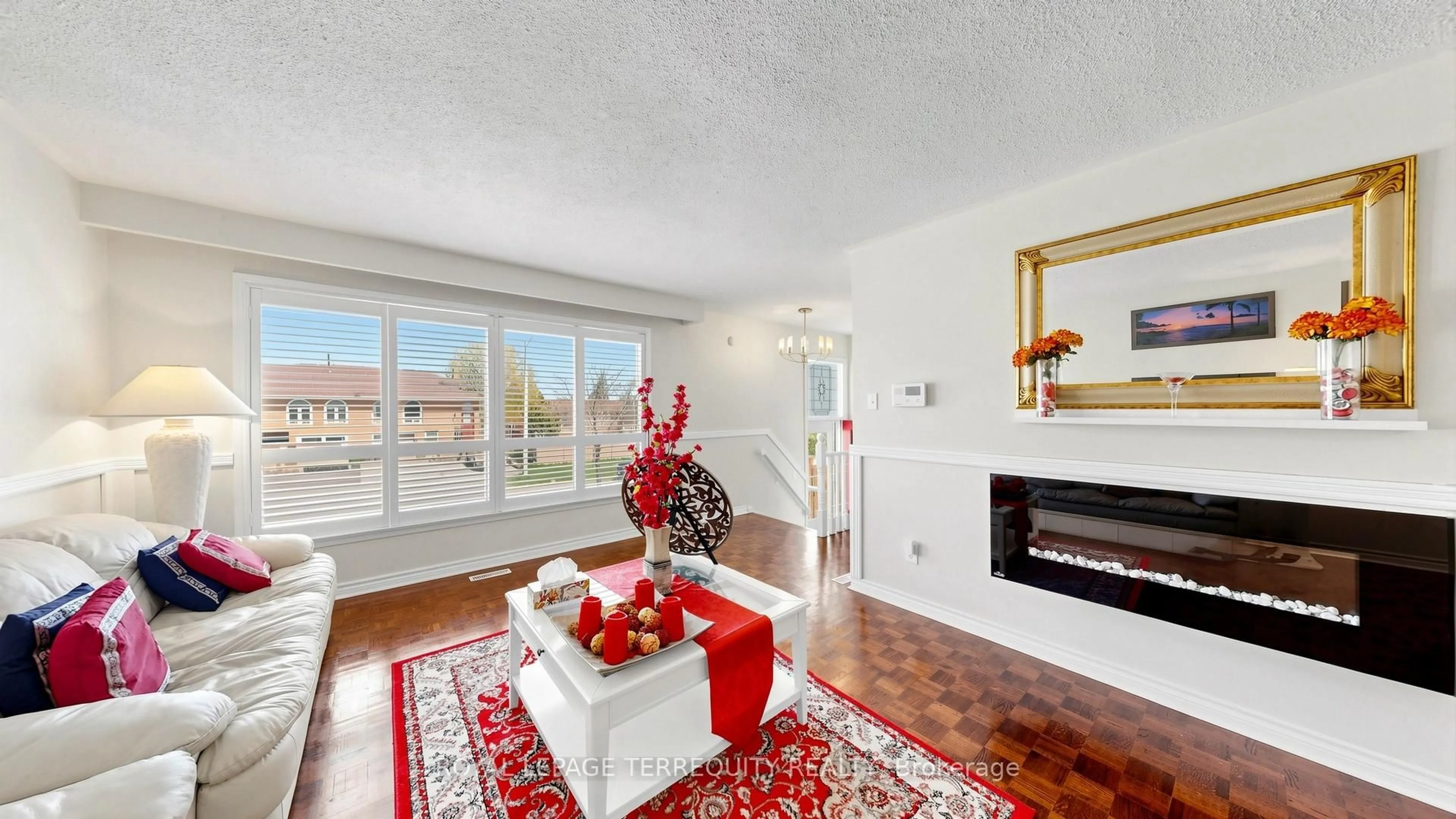 Living room with furniture, unknown for 2526 Kingsberry Cres, Mississauga Ontario L5B 2K5