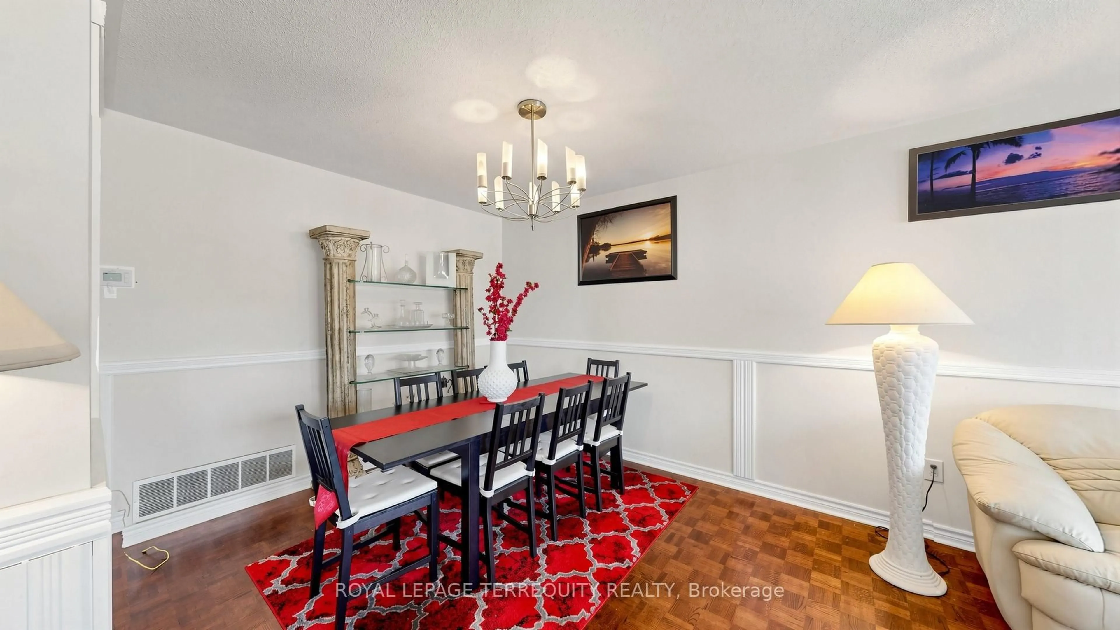 Dining room, wood/laminate floor for 2526 Kingsberry Cres, Mississauga Ontario L5B 2K5