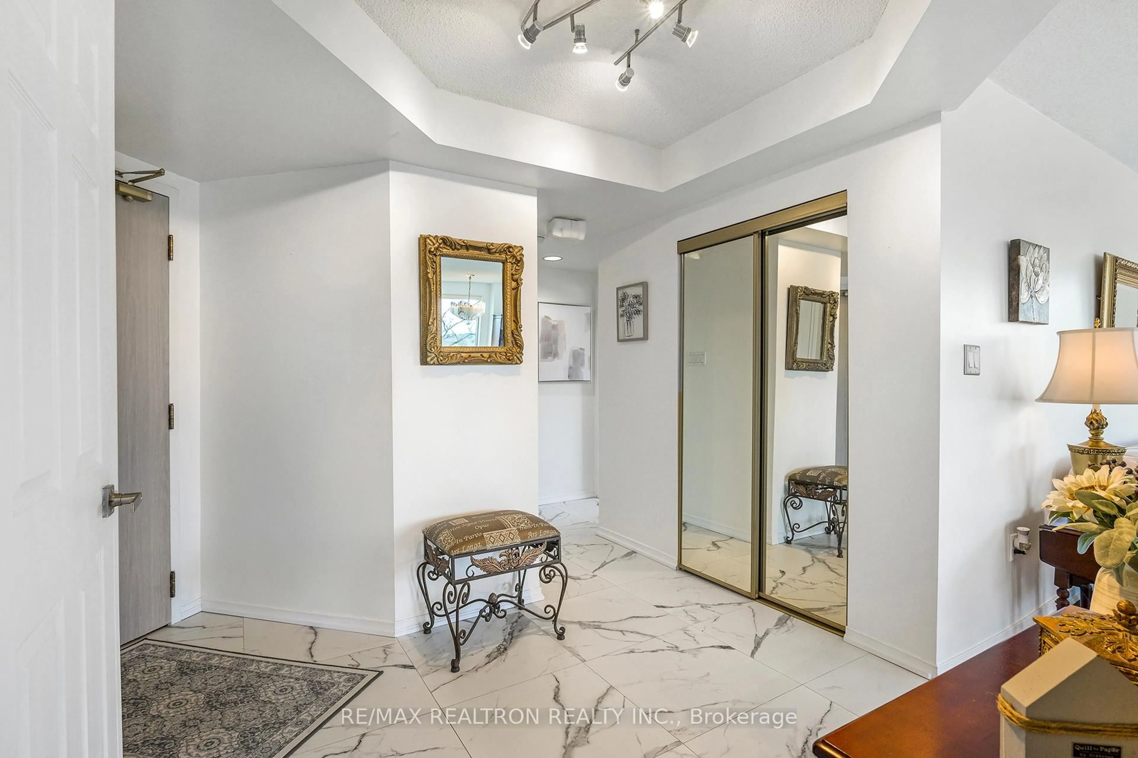 Indoor foyer for 2155 Burnhamthorpe Rd #603, Mississauga Ontario L5L 5P4