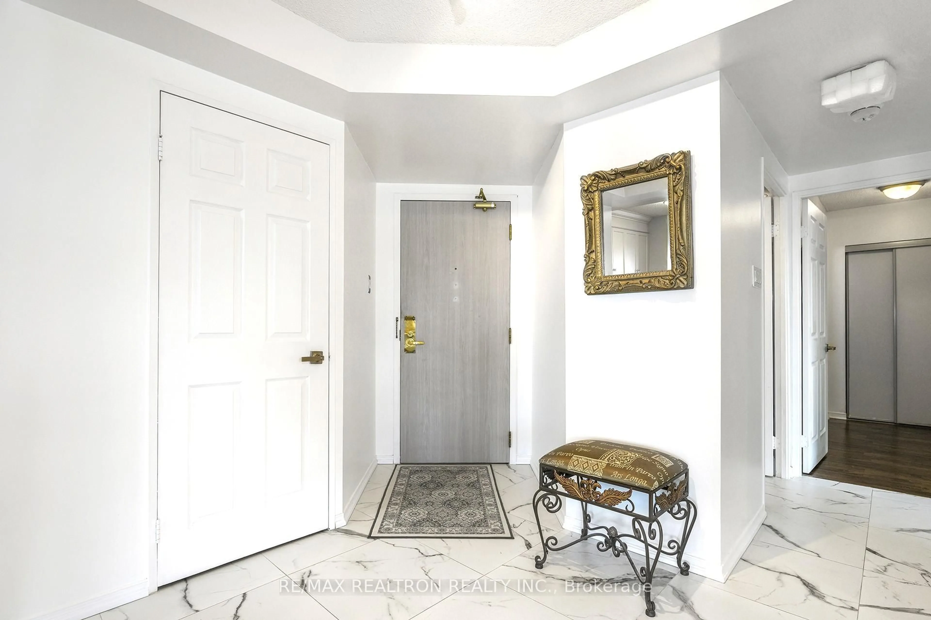 Indoor entryway for 2155 Burnhamthorpe Rd #603, Mississauga Ontario L5L 5P4
