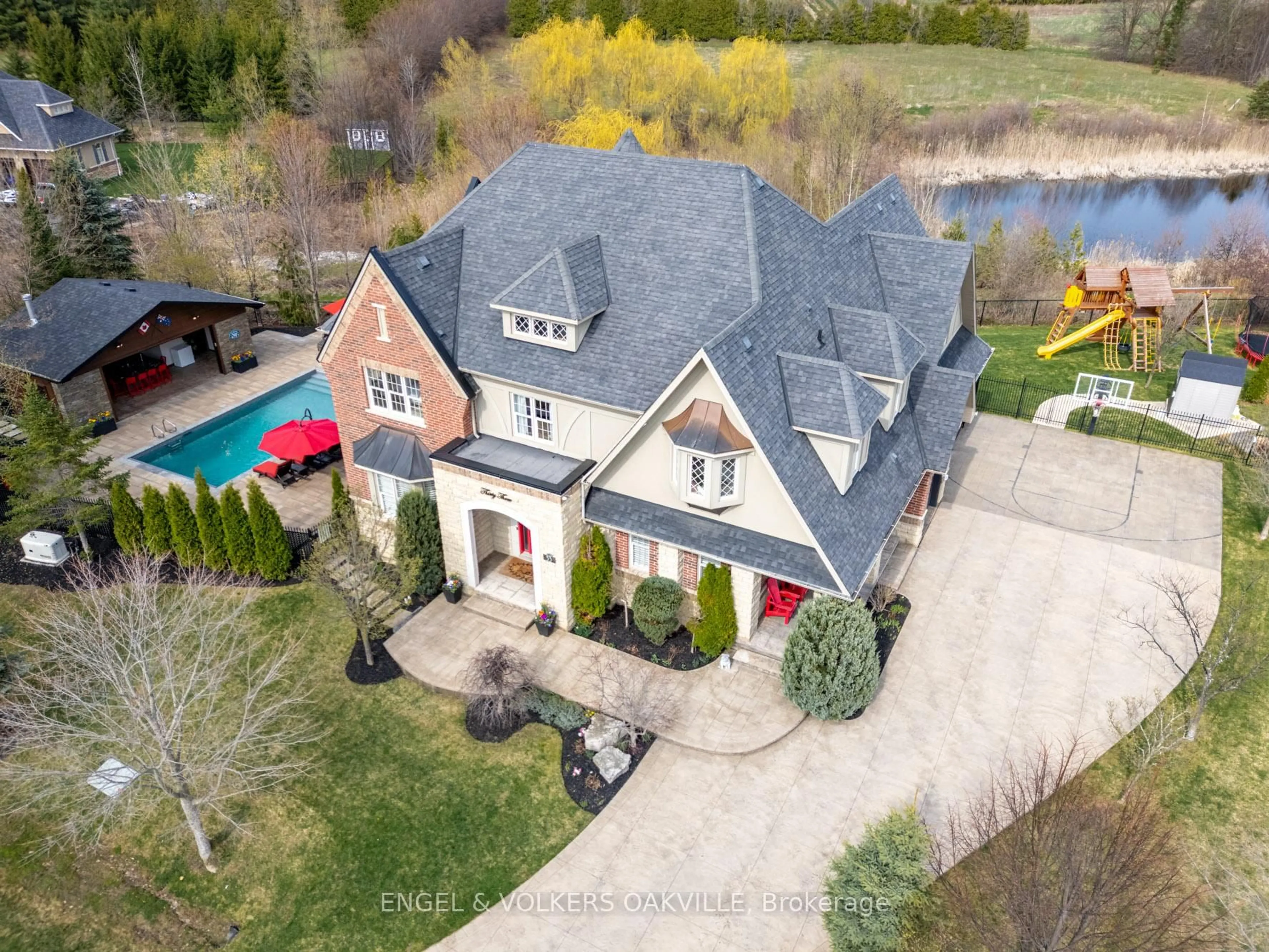 A pic from outside/outdoor area/front of a property/back of a property/a pic from drone, unknown for 33 Barraclough Blvd, Halton Hills Ontario L7G 0E8
