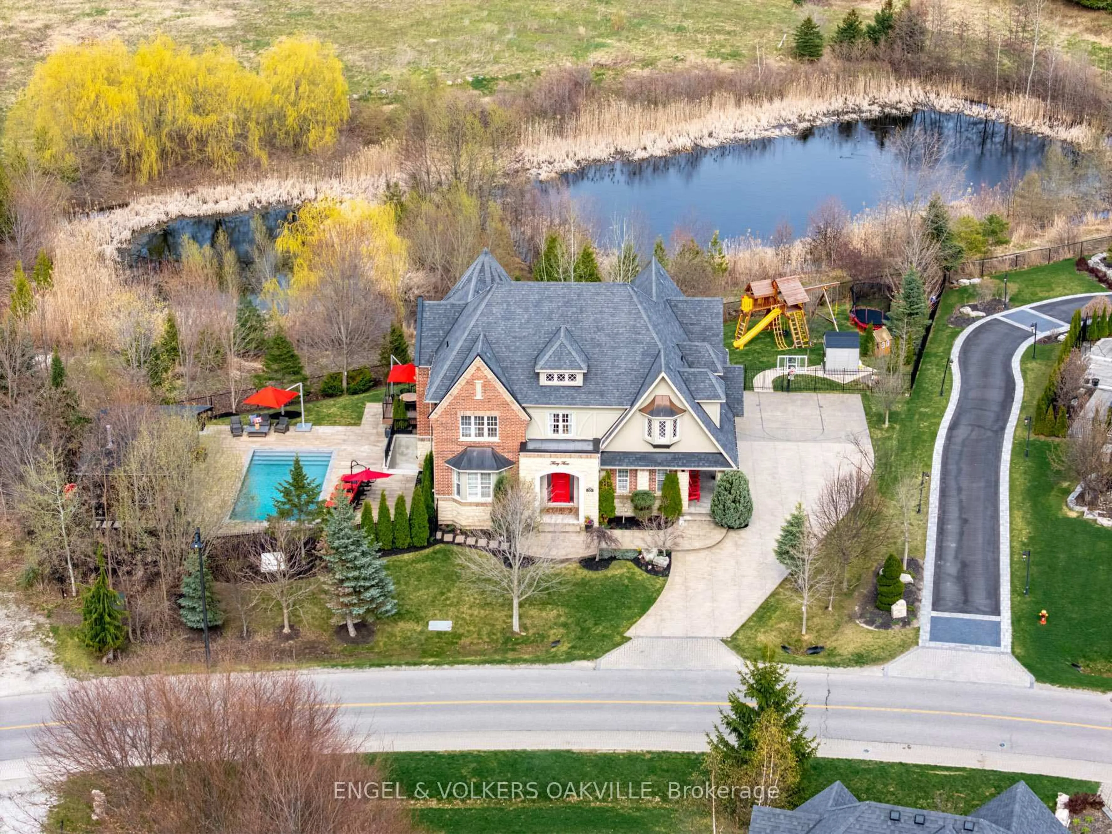 A pic from outside/outdoor area/front of a property/back of a property/a pic from drone, water/lake/river/ocean view for 33 Barraclough Blvd, Halton Hills Ontario L7G 0E8