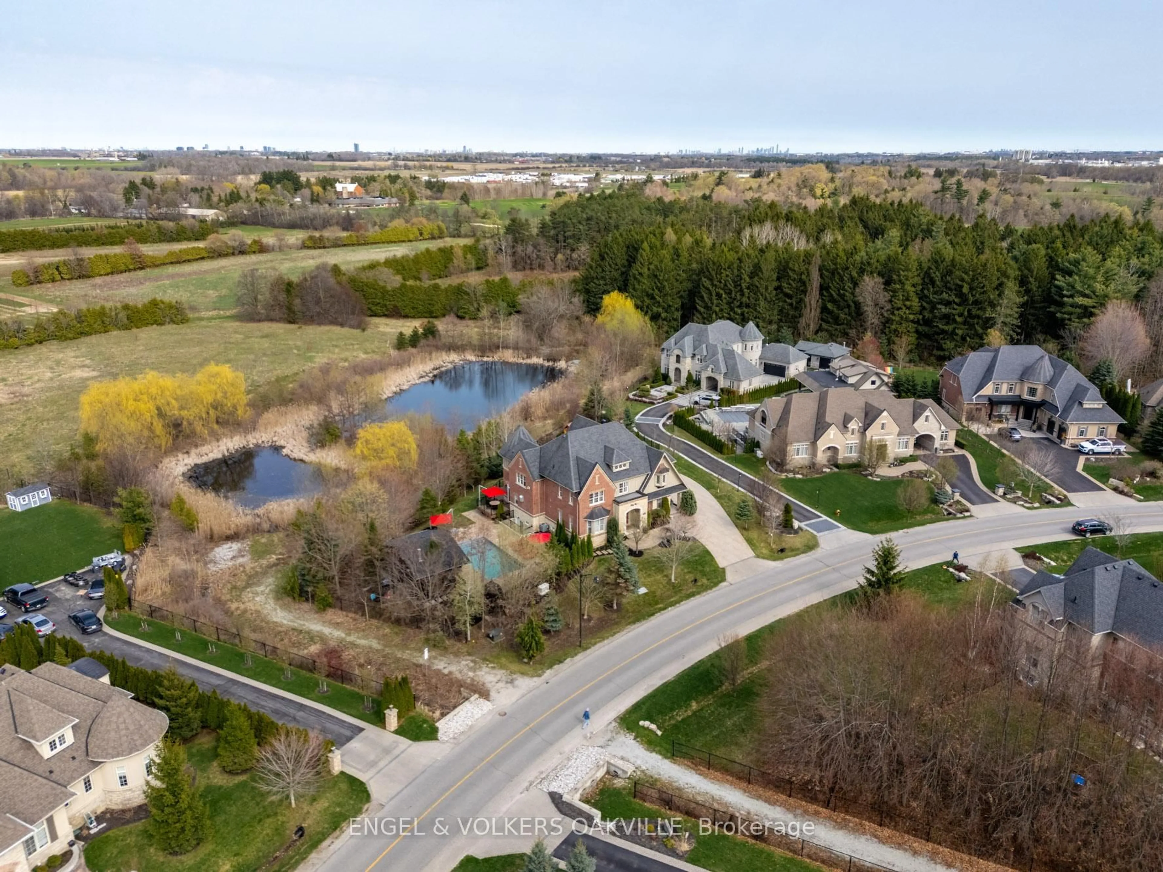 A pic from outside/outdoor area/front of a property/back of a property/a pic from drone, water/lake/river/ocean view for 33 Barraclough Blvd, Halton Hills Ontario L7G 0E8