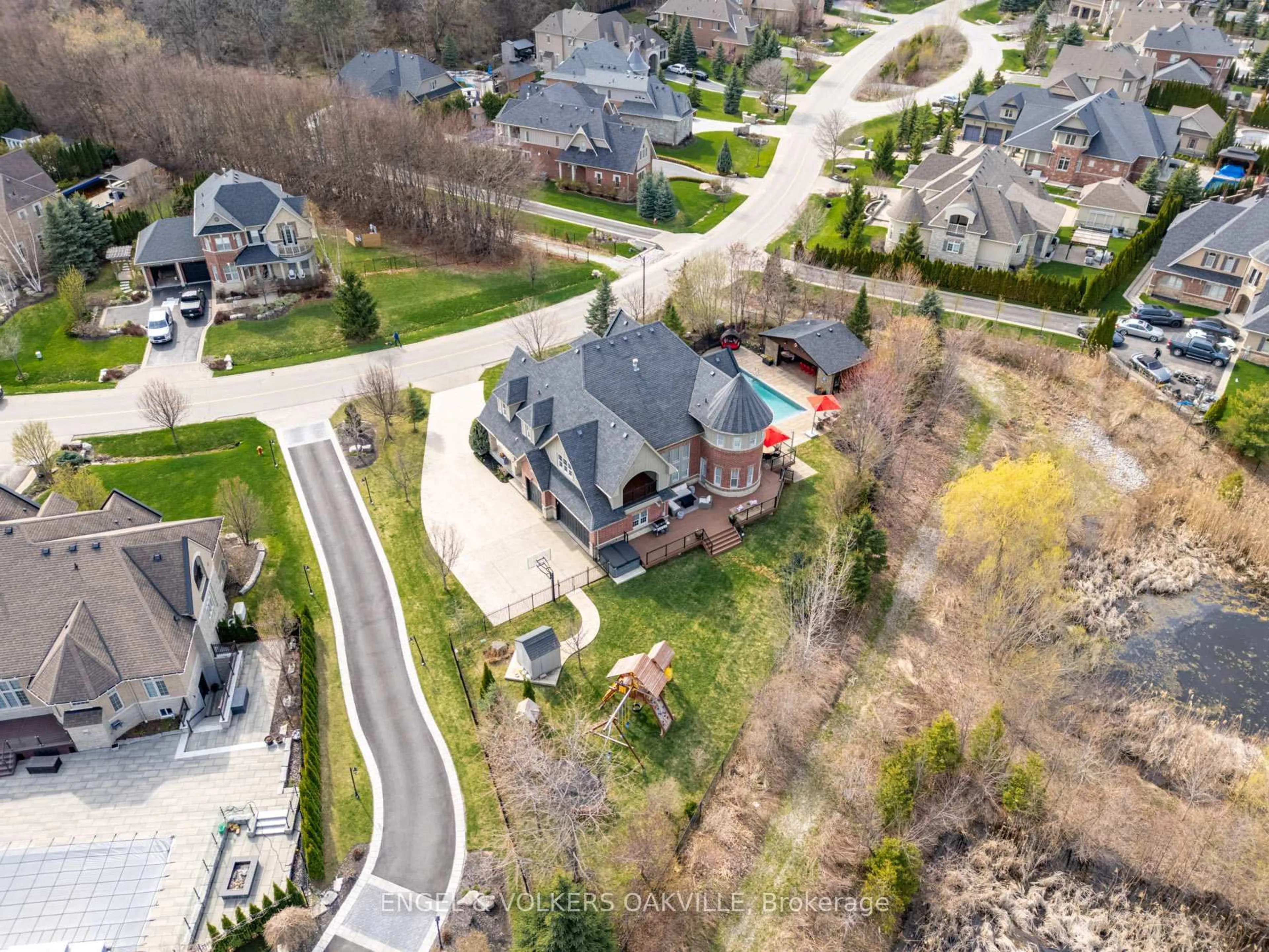A pic from outside/outdoor area/front of a property/back of a property/a pic from drone, street for 33 Barraclough Blvd, Halton Hills Ontario L7G 0E8