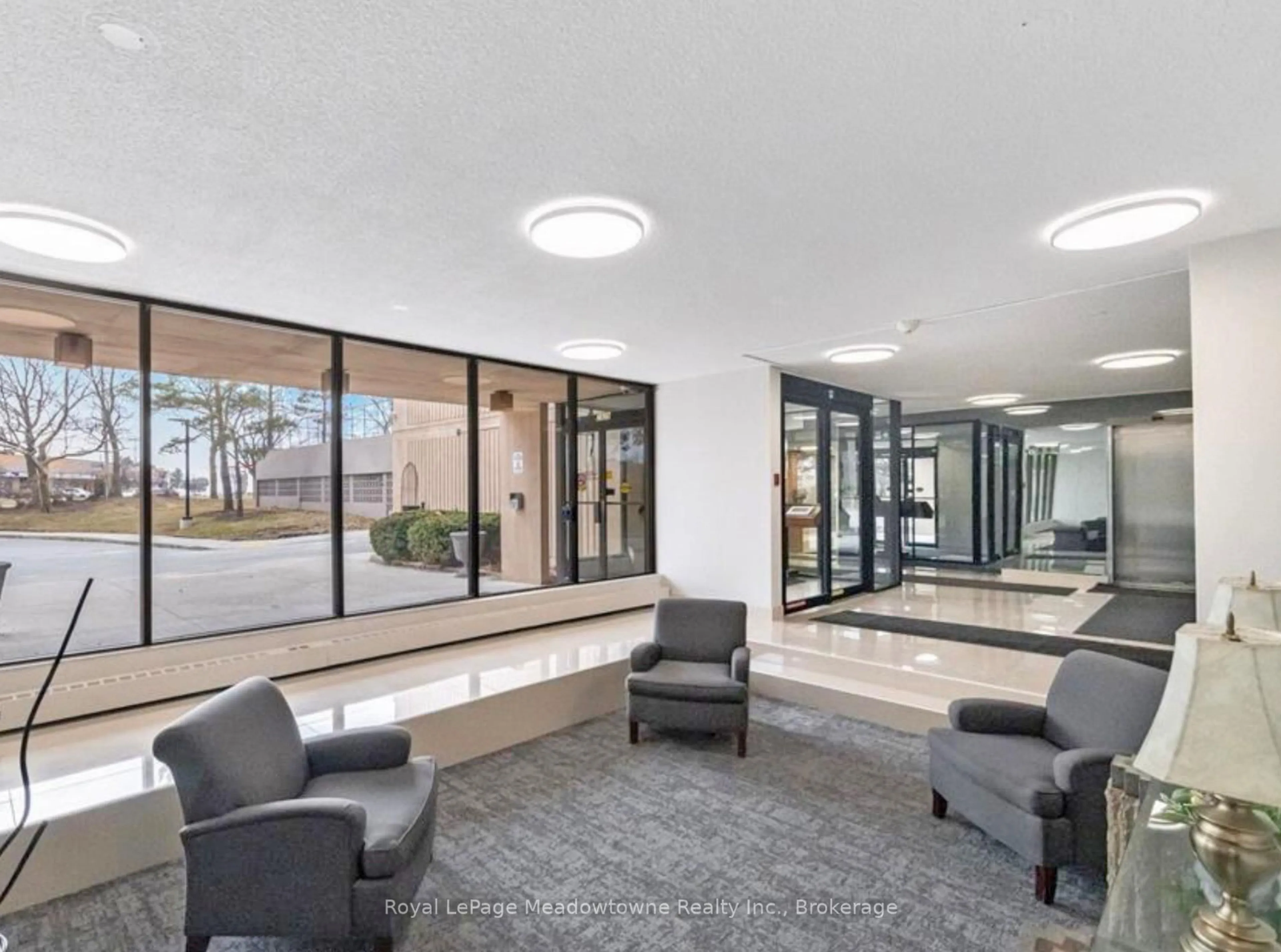 Indoor foyer for 2929 Aquitaine Ave #215, Mississauga Ontario L5N 2C7
