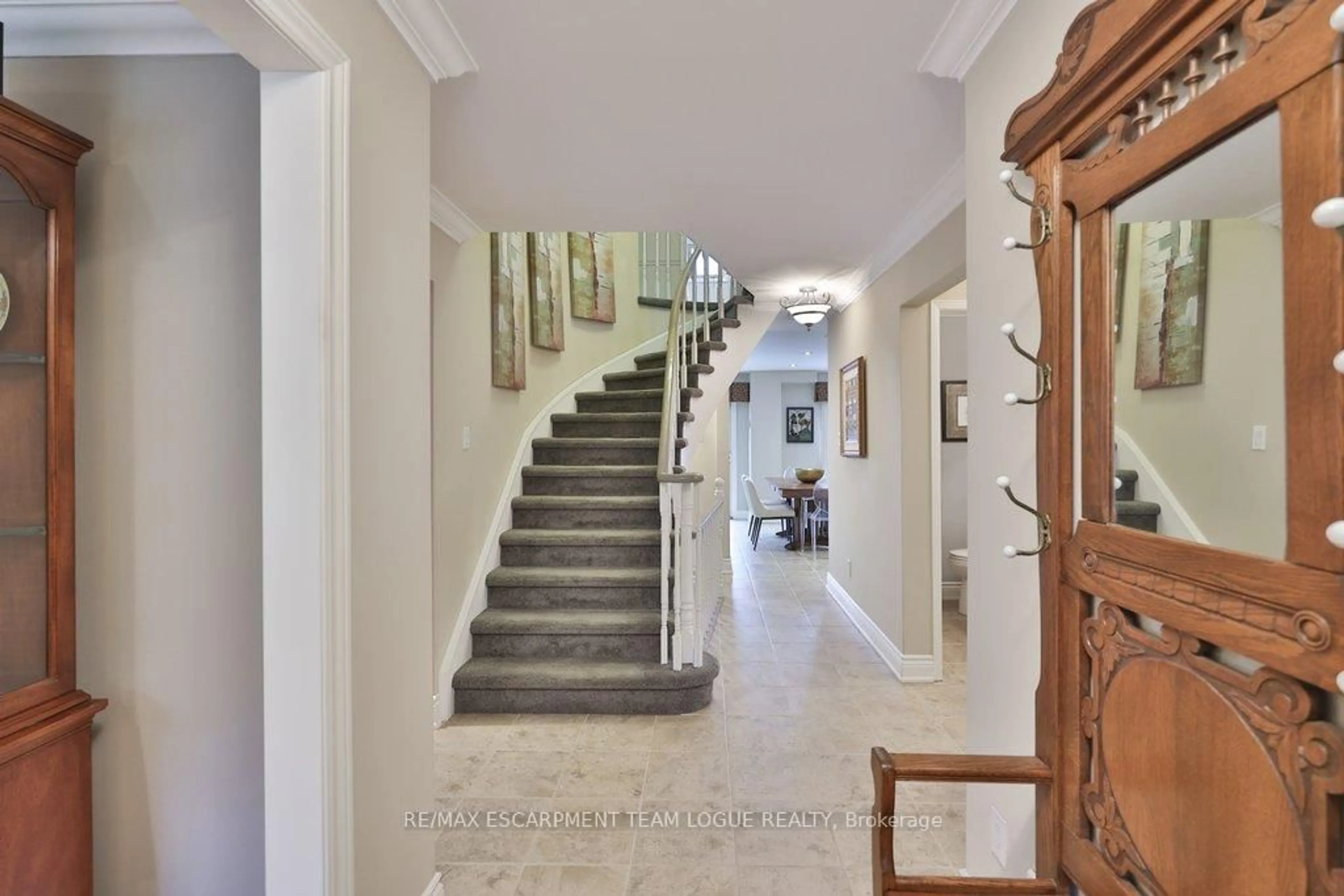 Indoor foyer for 2041 Summer Wind Dr, Burlington Ontario L7M 2V2