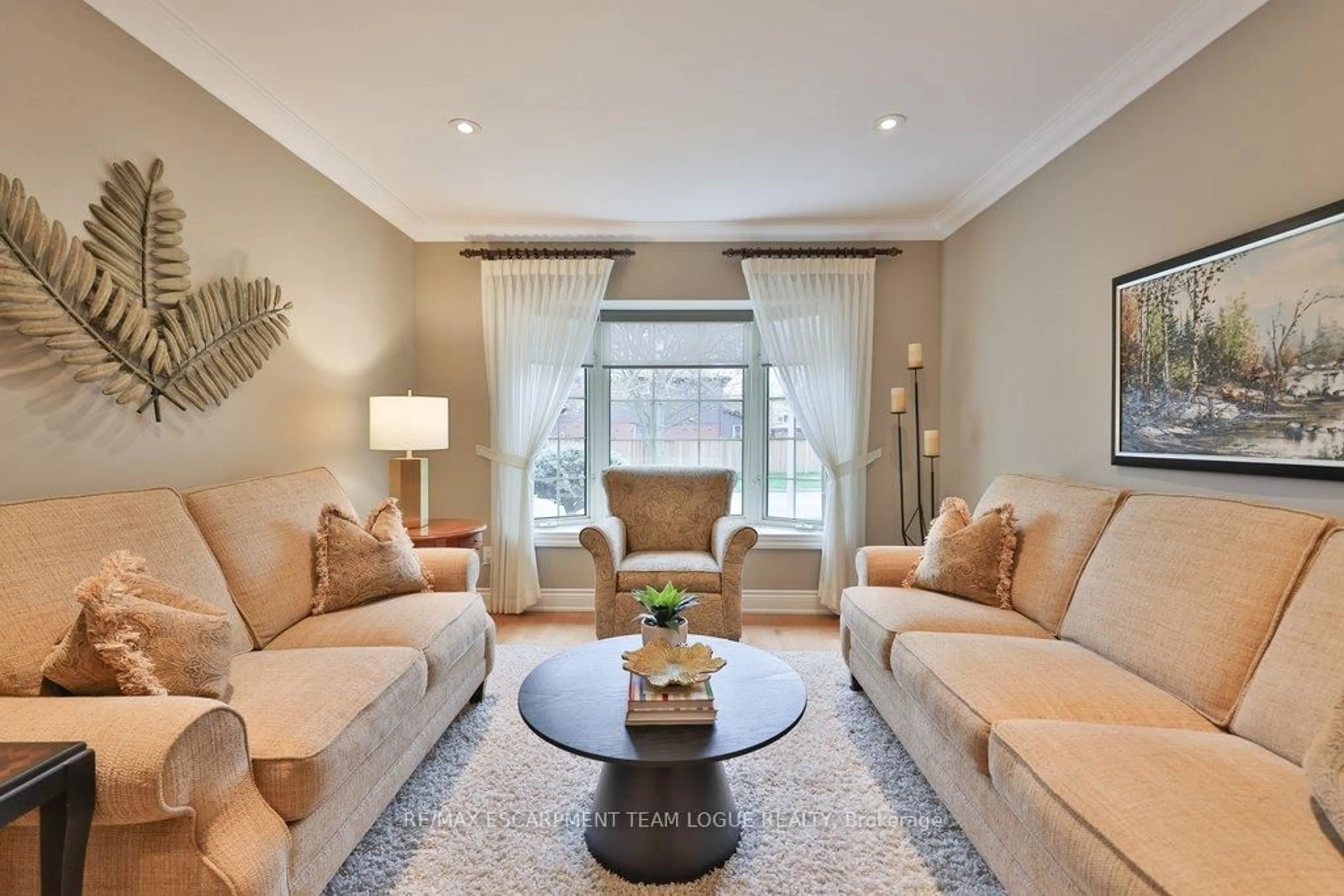 Living room with furniture, carpet floor for 2041 Summer Wind Dr, Burlington Ontario L7M 2V2