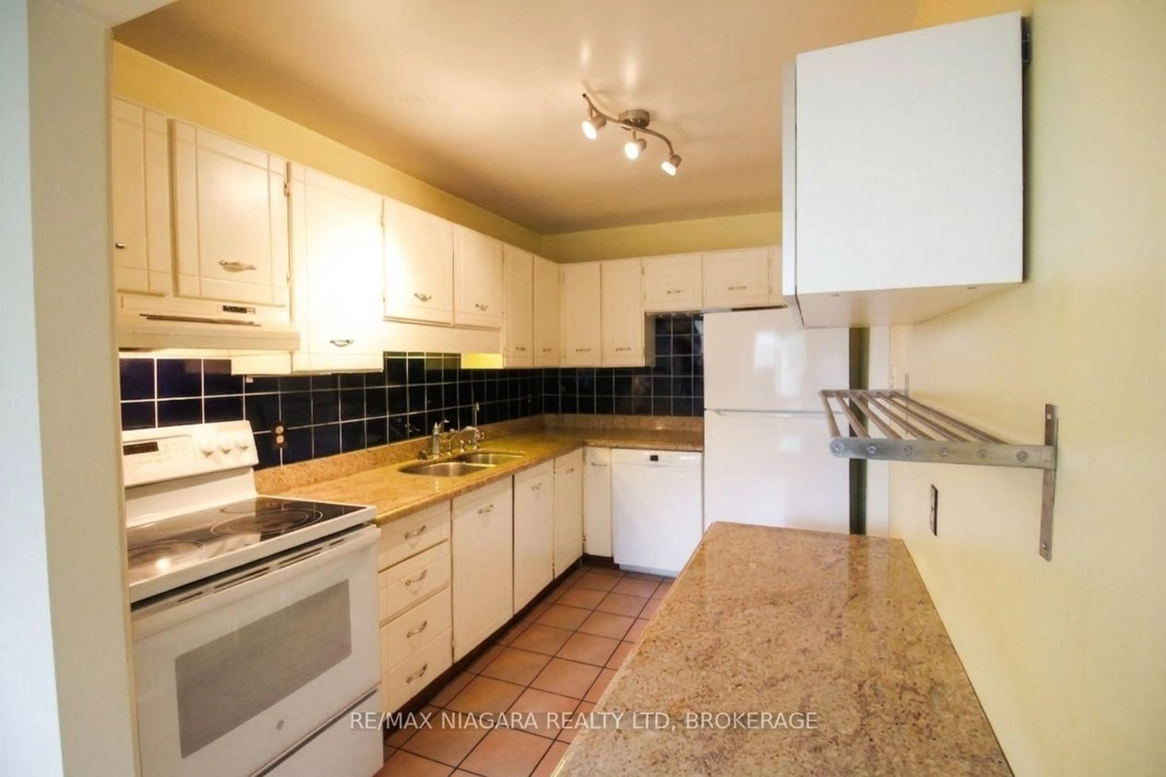 Standard kitchen, unknown for 5095 Pinedale Ave #106, Burlington Ontario L7L 5K3