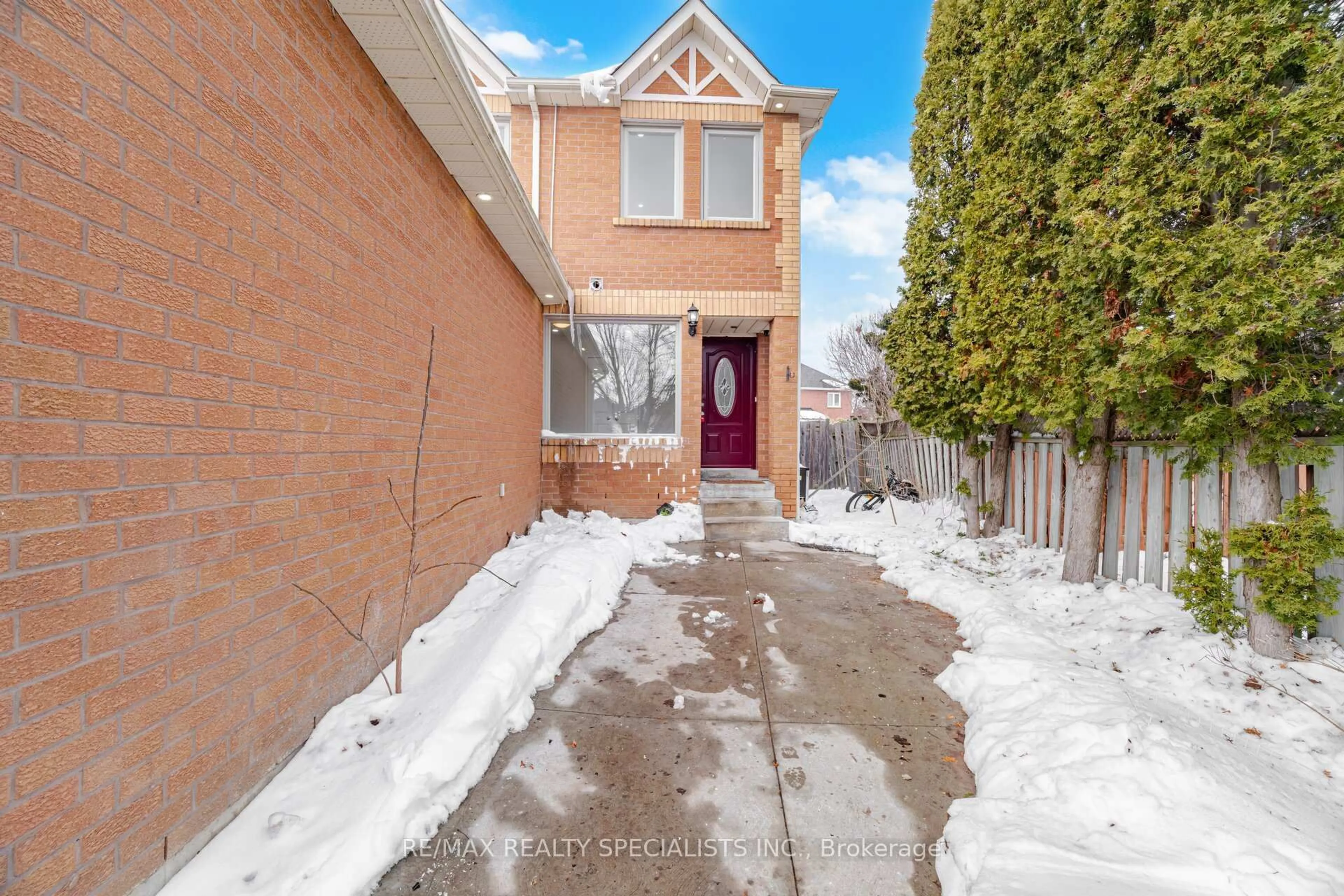 A pic from outside/outdoor area/front of a property/back of a property/a pic from drone, street for 3 Mullis Cres, Brampton Ontario L6Y 4T3