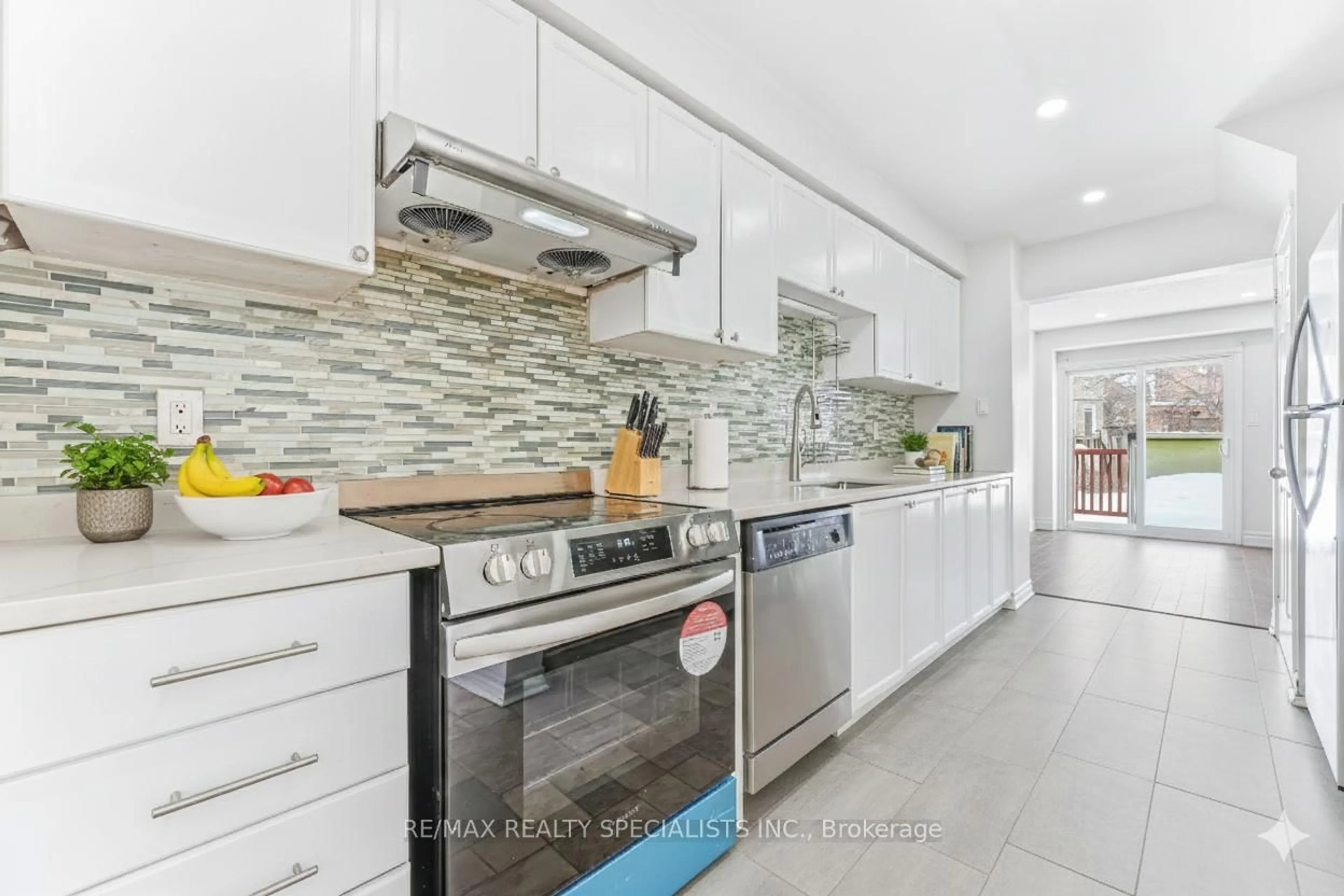 Contemporary kitchen, ceramic/tile floor for 3 Mullis Cres, Brampton Ontario L6Y 4T3