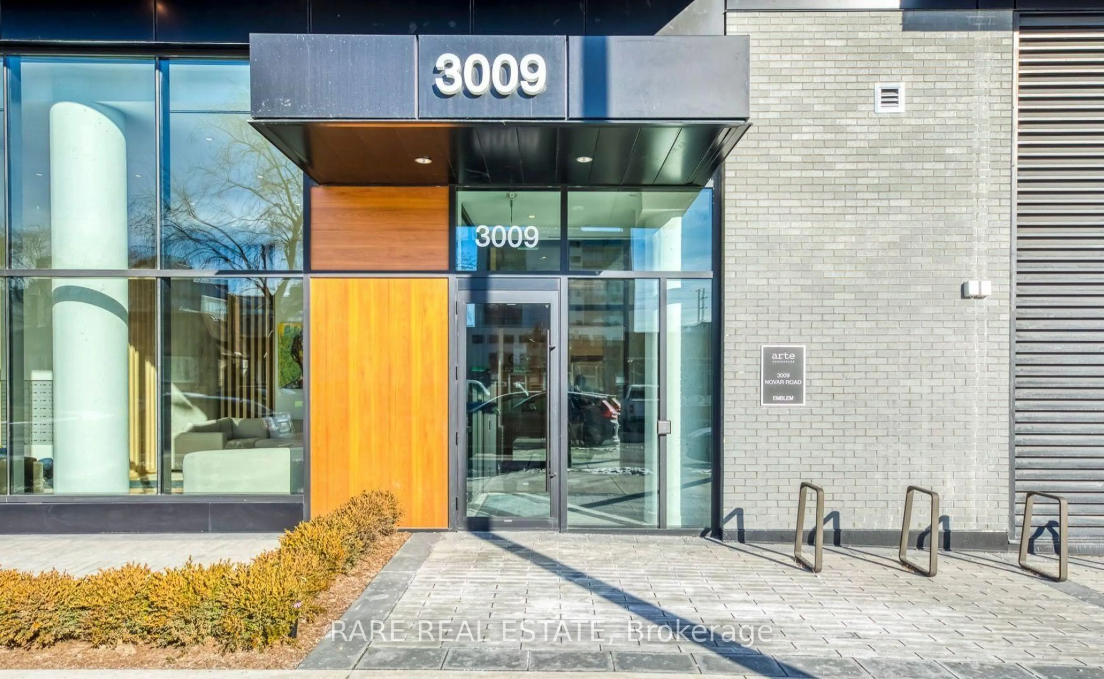 Indoor foyer for 3009 Novar Rd #412, Mississauga Ontario L5B 0P9
