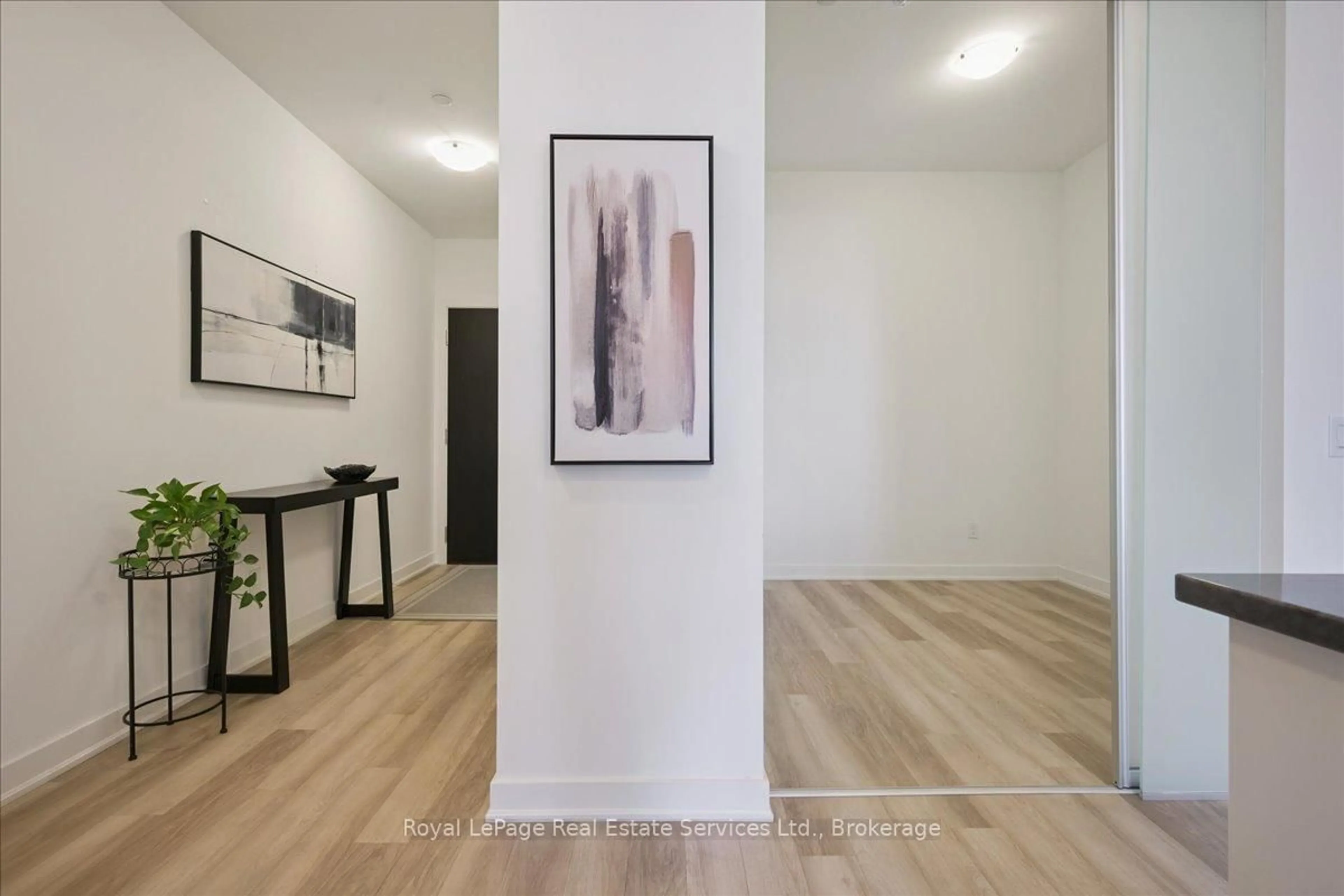 Indoor entryway for 2007 James St #308, Burlington Ontario L7R 0G7