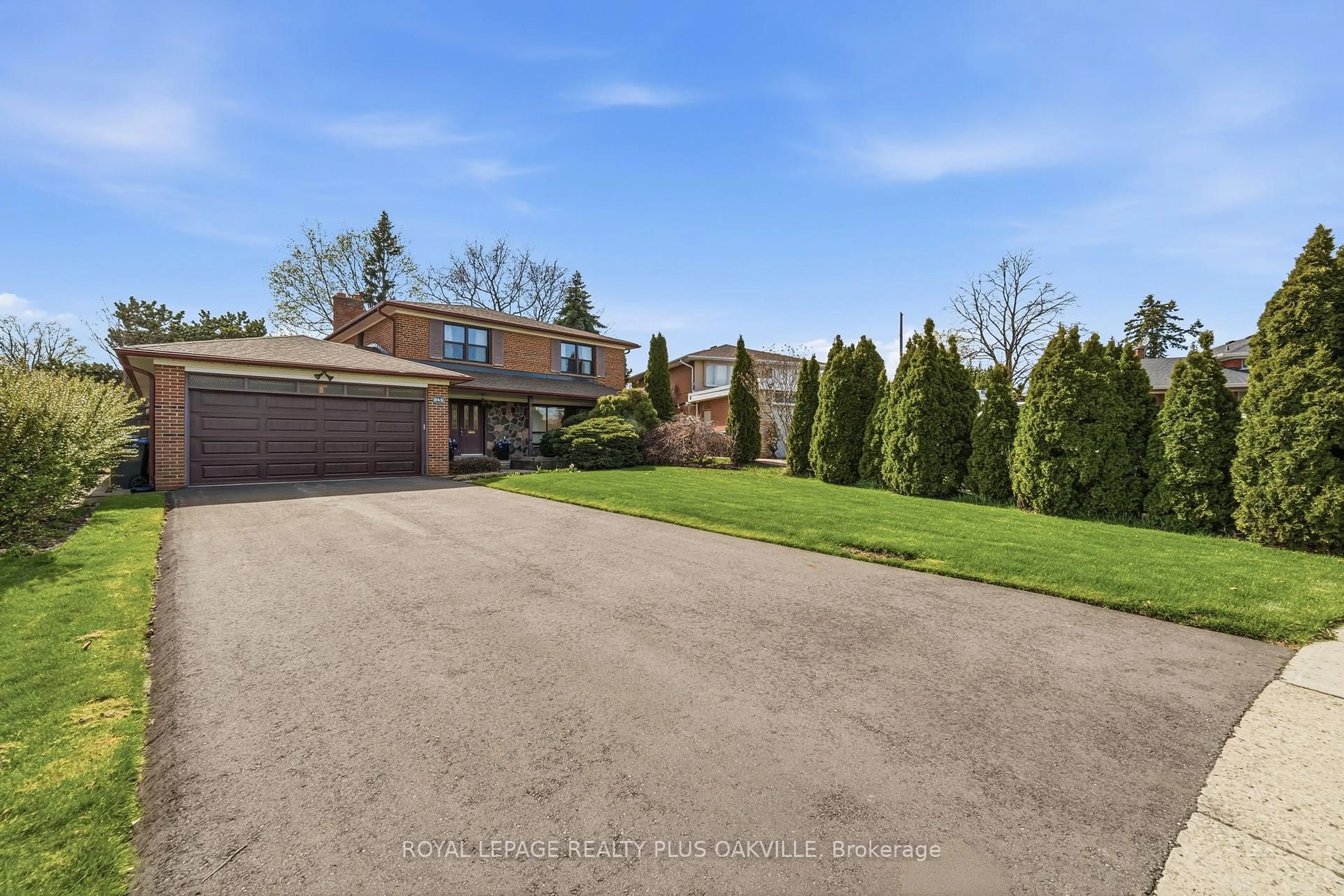 A pic from outside/outdoor area/front of a property/back of a property/a pic from drone, street for 845 Saddle Cres, Mississauga Ontario L4Y 2V9