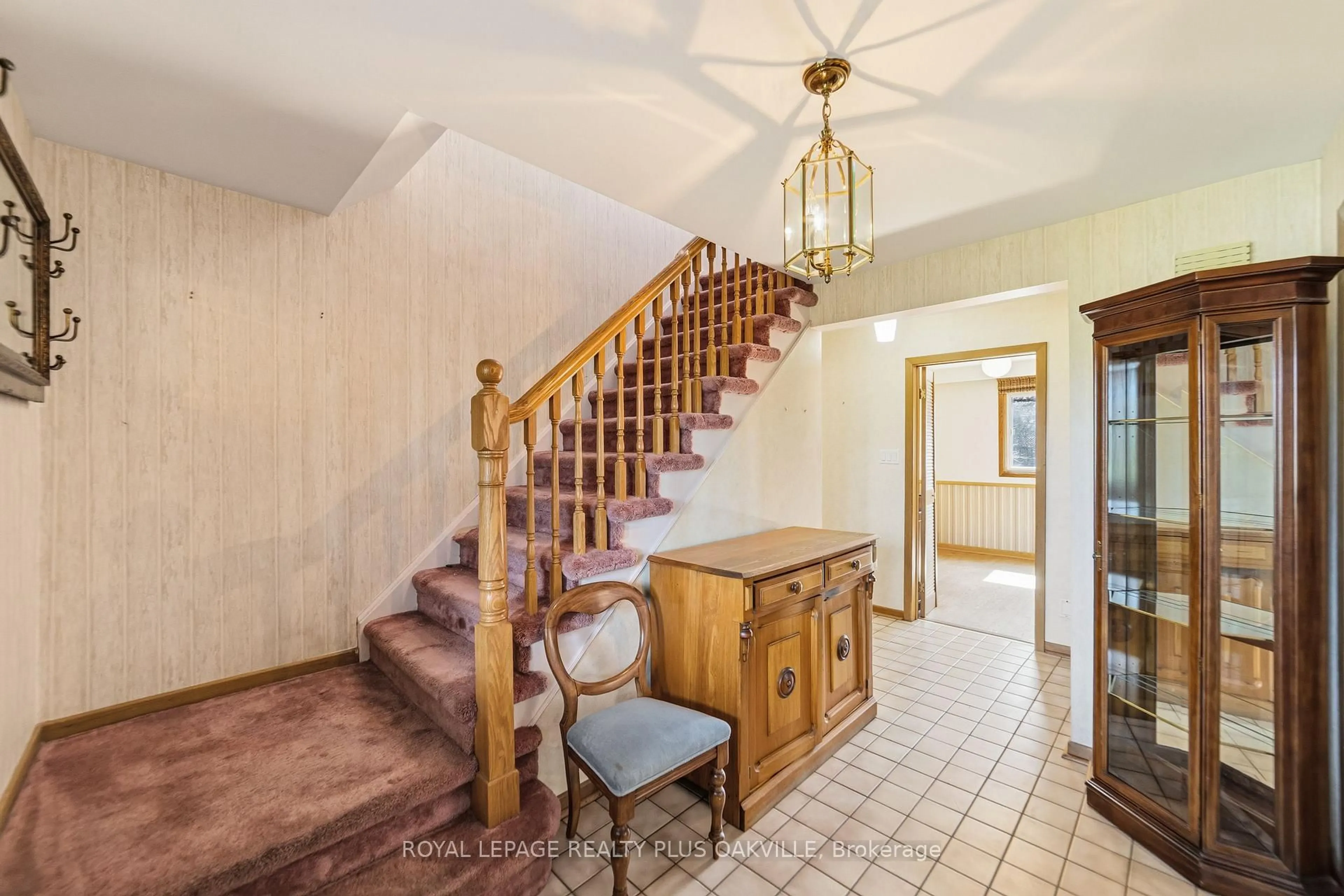 Indoor foyer for 845 Saddle Cres, Mississauga Ontario L4Y 2V9