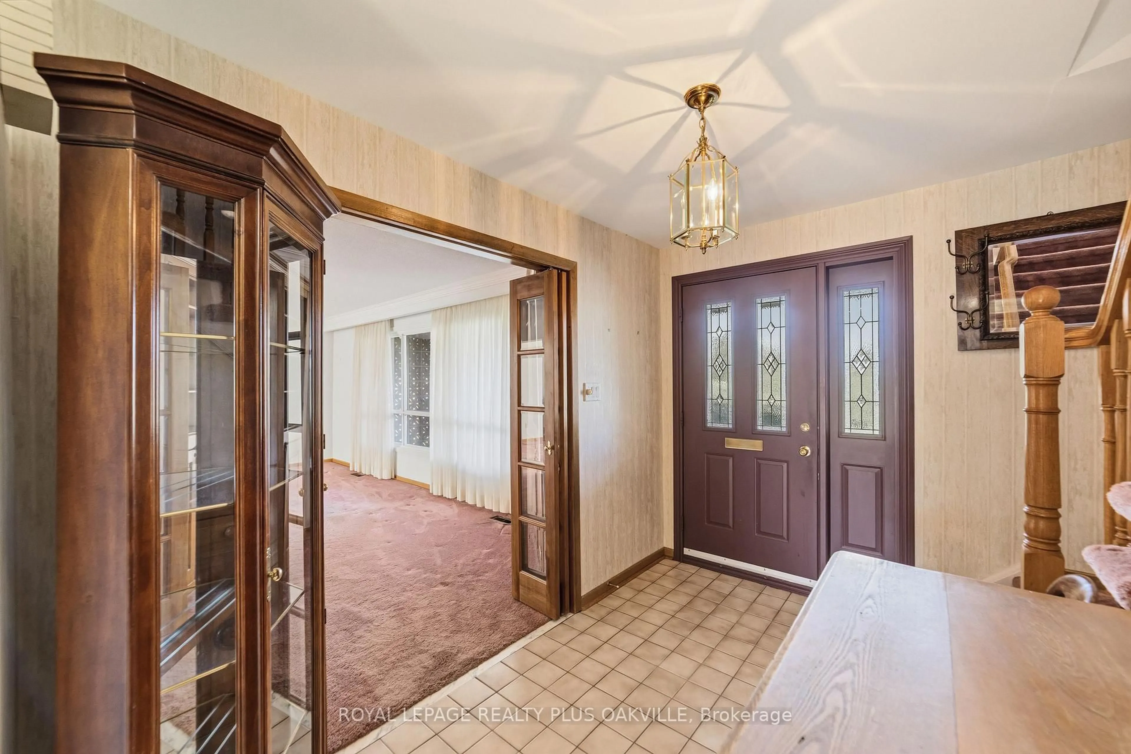 Indoor foyer for 845 Saddle Cres, Mississauga Ontario L4Y 2V9