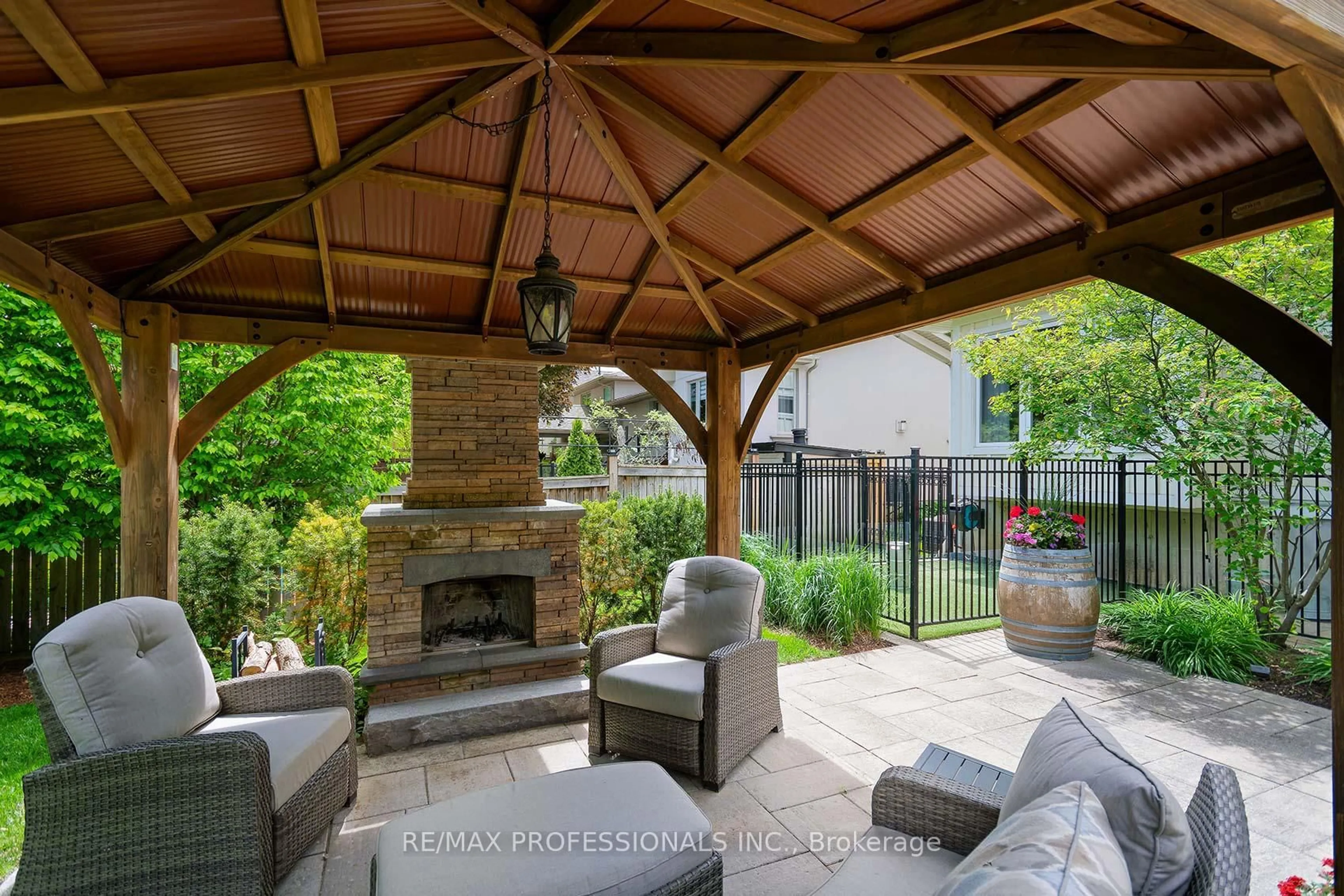 Patio, street for 321 Wendy Lane, Oakville Ontario L6L 4P9