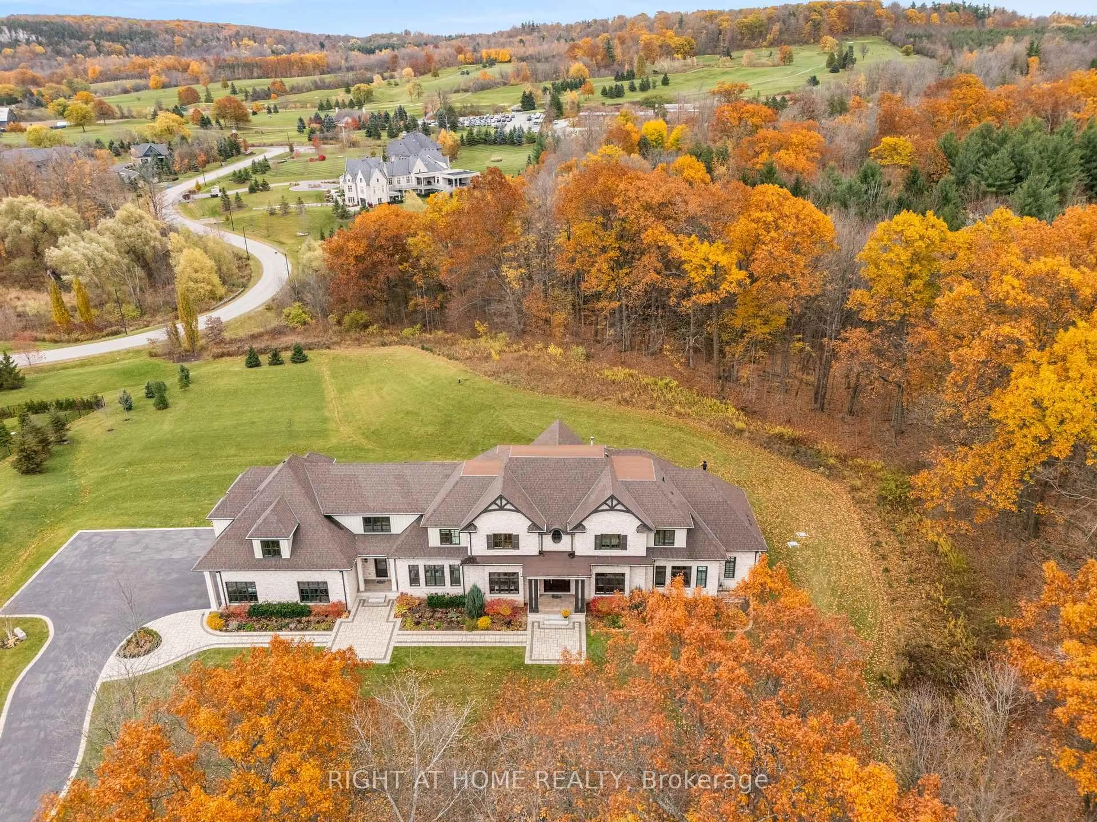 A pic from outside/outdoor area/front of a property/back of a property/a pic from drone, mountain view for 2606 Harvestmoon Lane, Burlington Ontario L7P 0N5