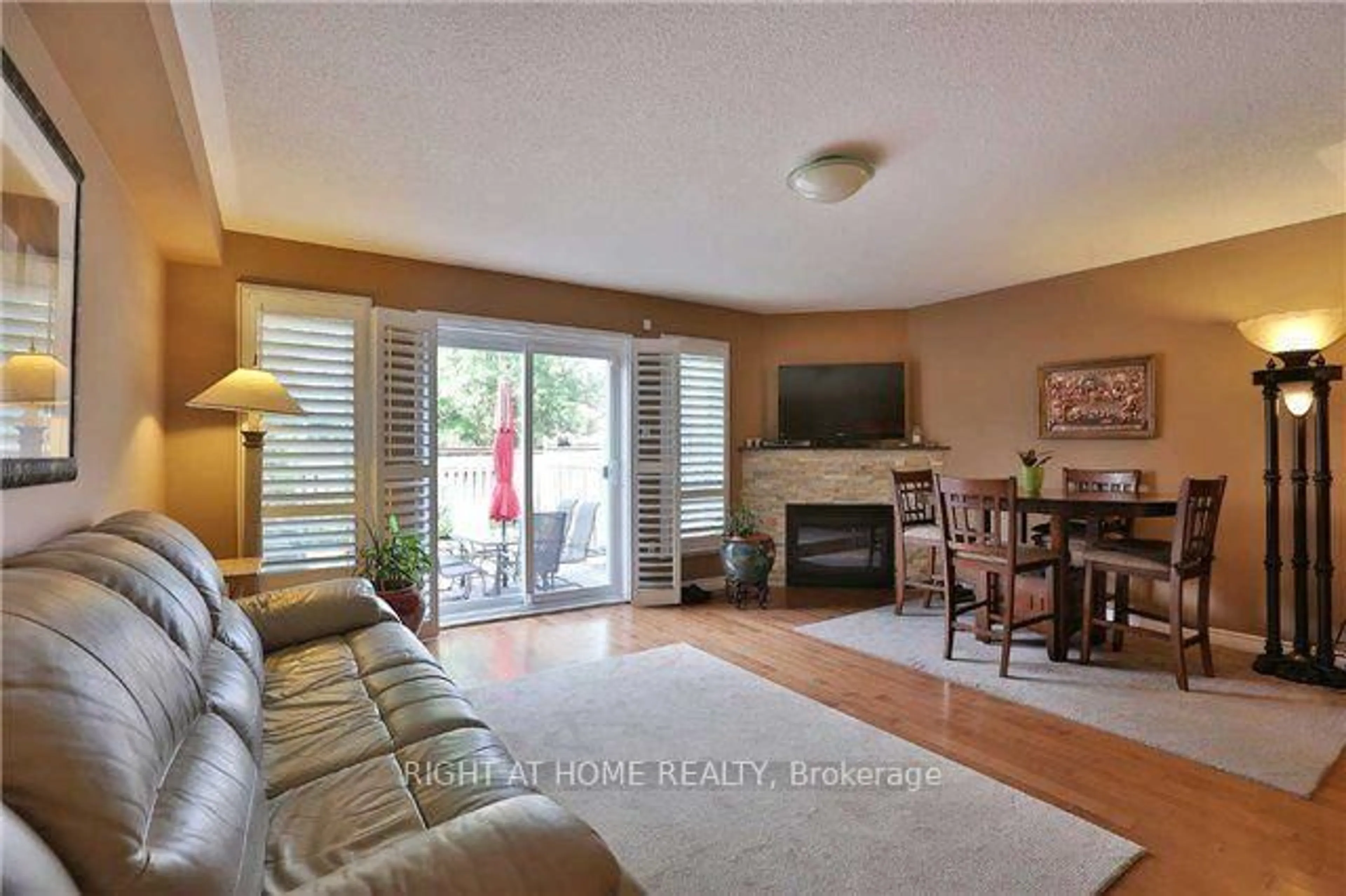 Living room with furniture, unknown for 5162 Falconcrest Dr, Burlington Ontario L7L 6K6