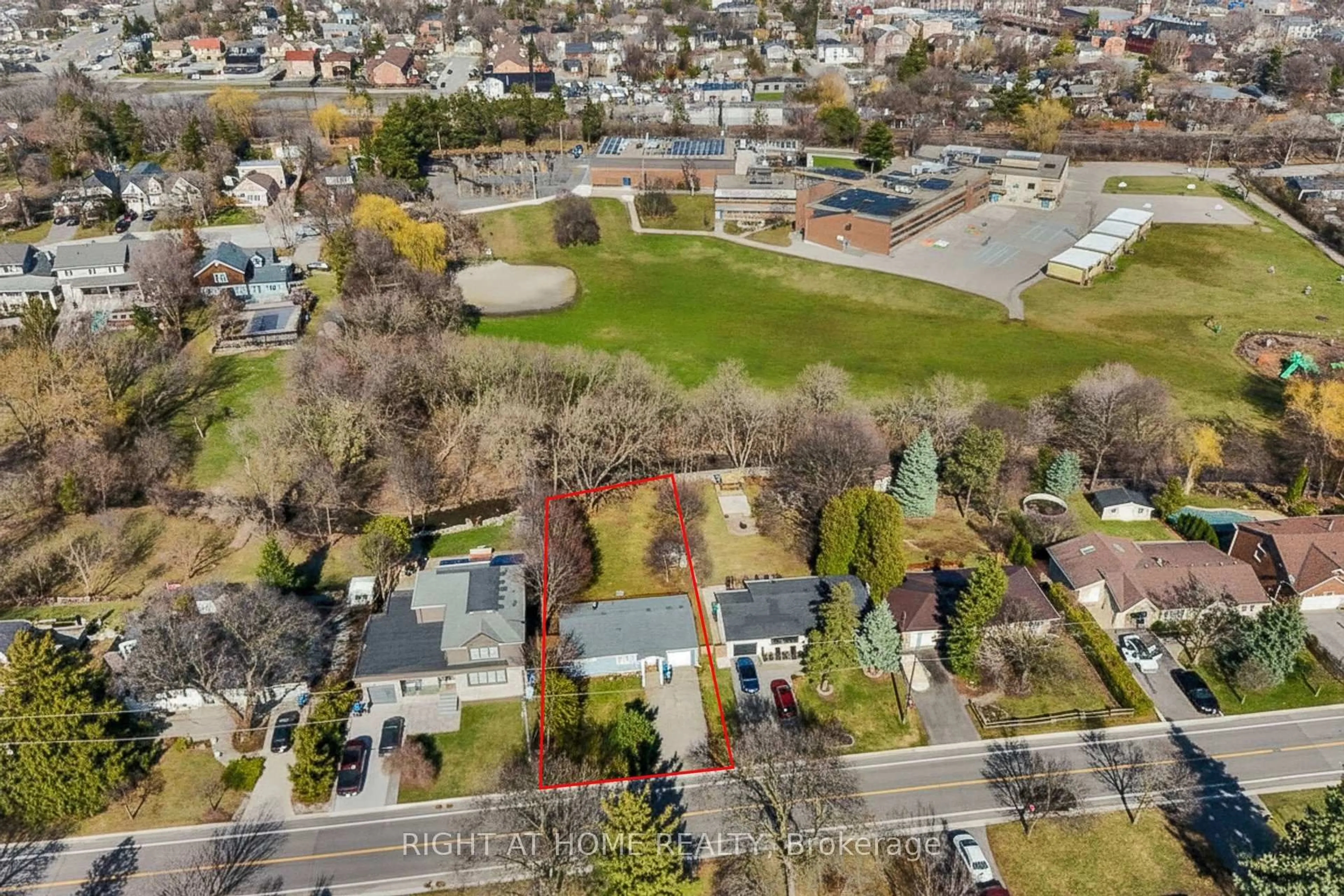 A pic from outside/outdoor area/front of a property/back of a property/a pic from drone, street for 15 Pioneer Dr, Mississauga Ontario L5M 1G8