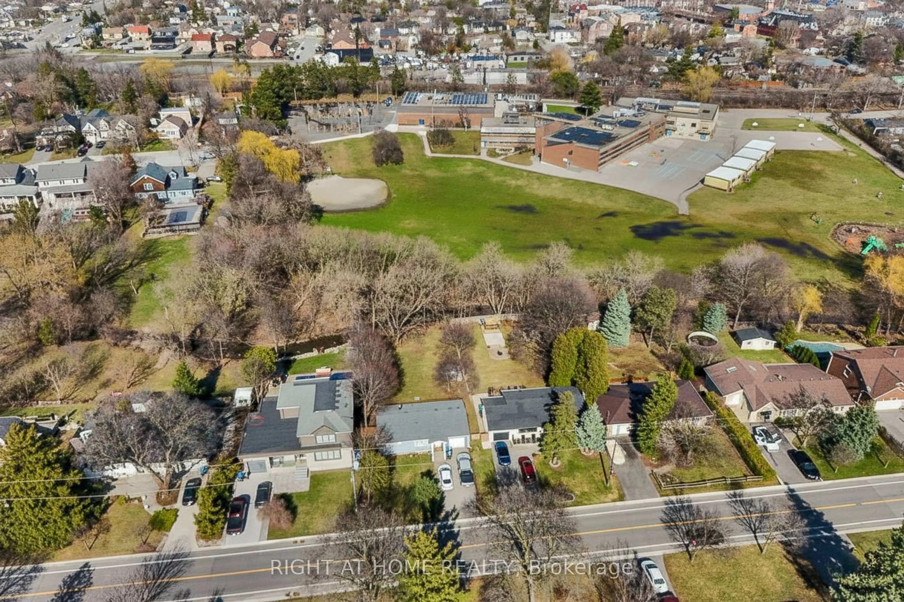 A pic from outside/outdoor area/front of a property/back of a property/a pic from drone, street for 15 Pioneer Dr, Mississauga Ontario L5M 1G8