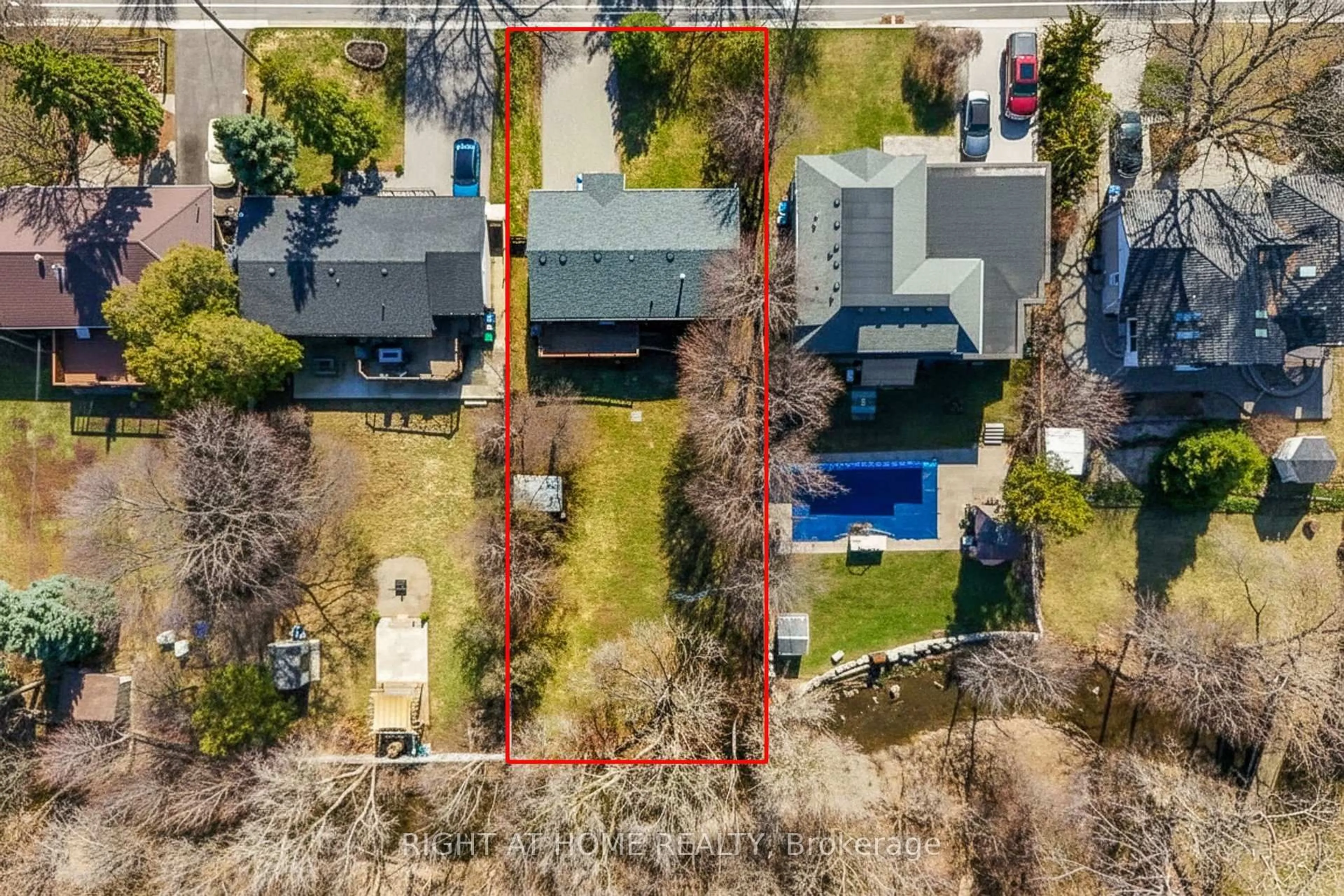 A pic from outside/outdoor area/front of a property/back of a property/a pic from drone, street for 15 Pioneer Dr, Mississauga Ontario L5M 1G8