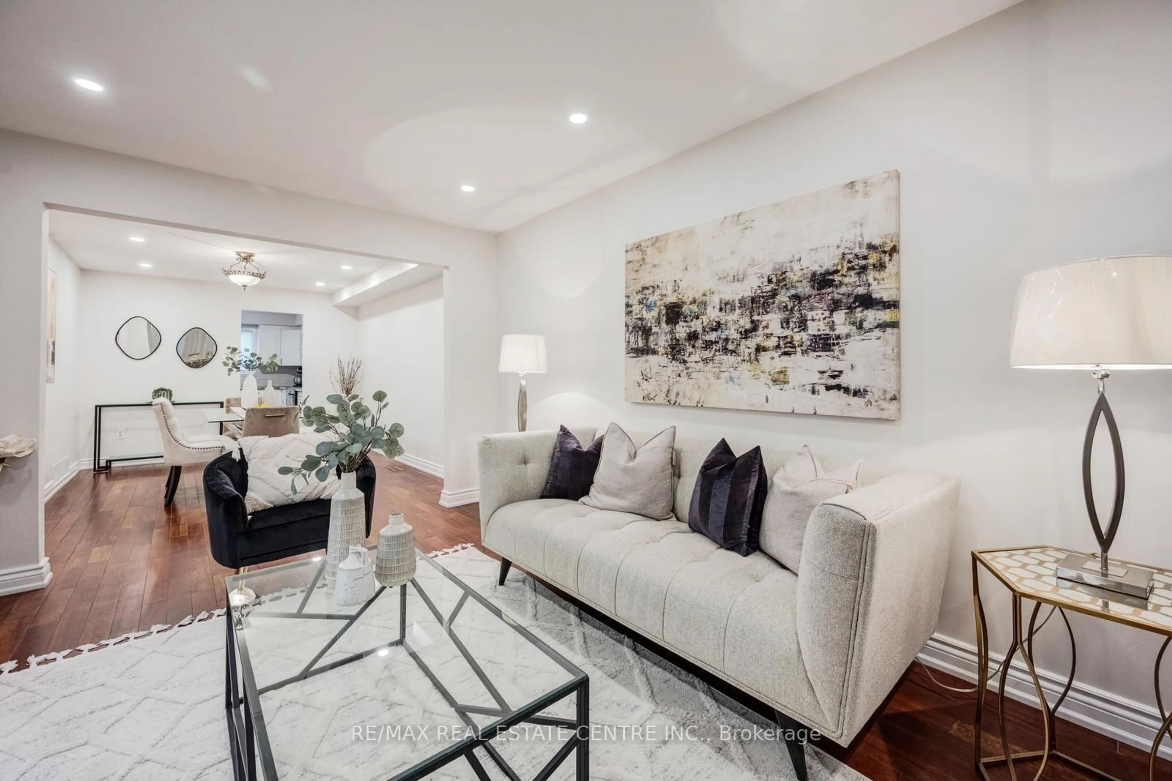 Living room with furniture, unknown for 5580 Millbrook Lane, Mississauga Ontario L5M 3X9