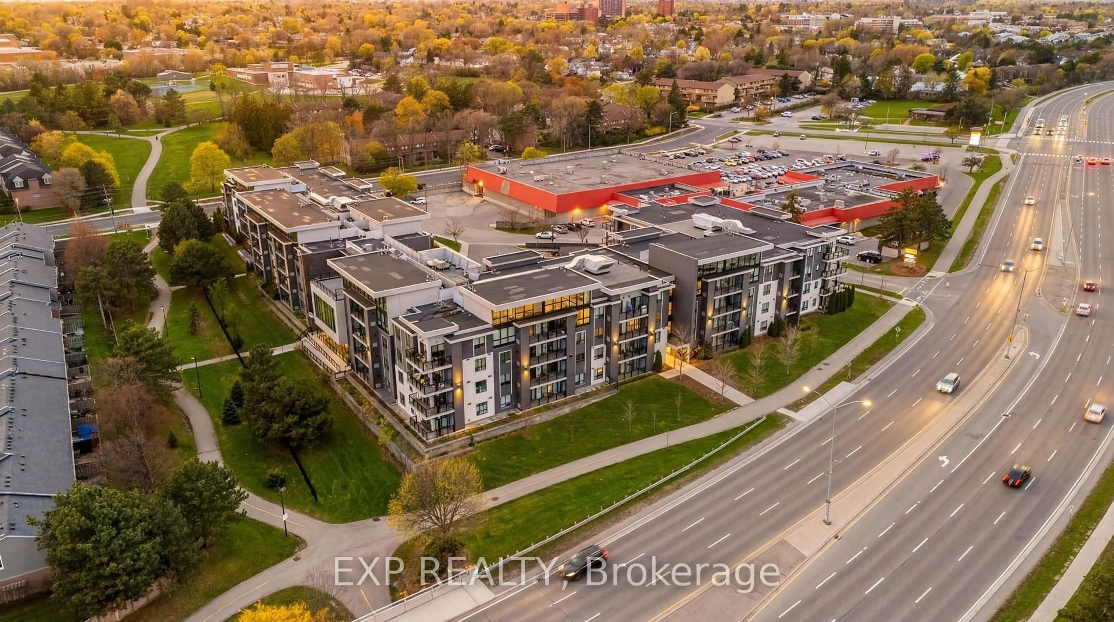 A pic from outside/outdoor area/front of a property/back of a property/a pic from drone, building for 3170 Erin Mills Pkwy #434, Mississauga Ontario L5L 1W8