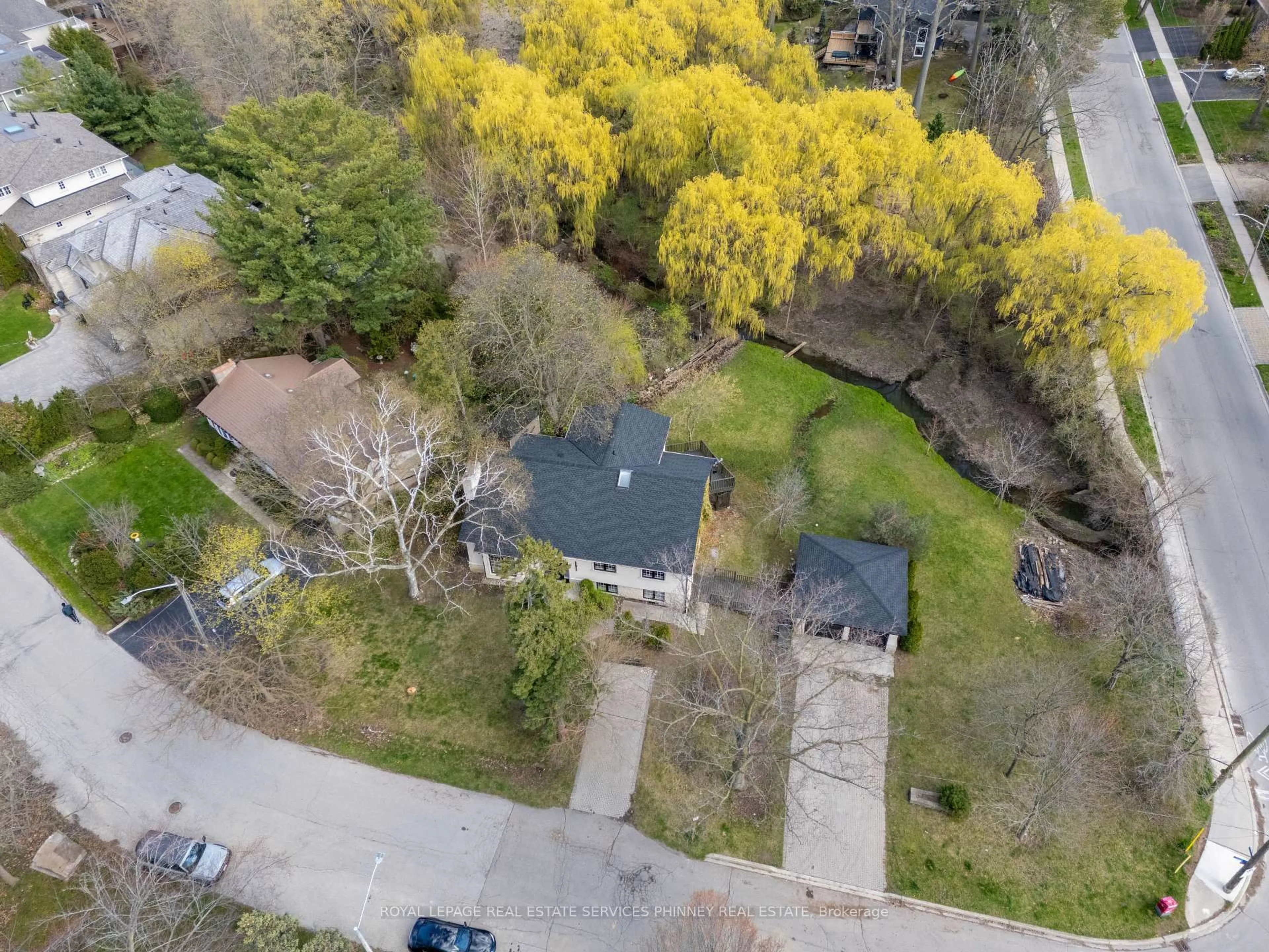 A pic from outside/outdoor area/front of a property/back of a property/a pic from drone, street for 1340 Contour Dr, Mississauga Ontario L5H 1B2