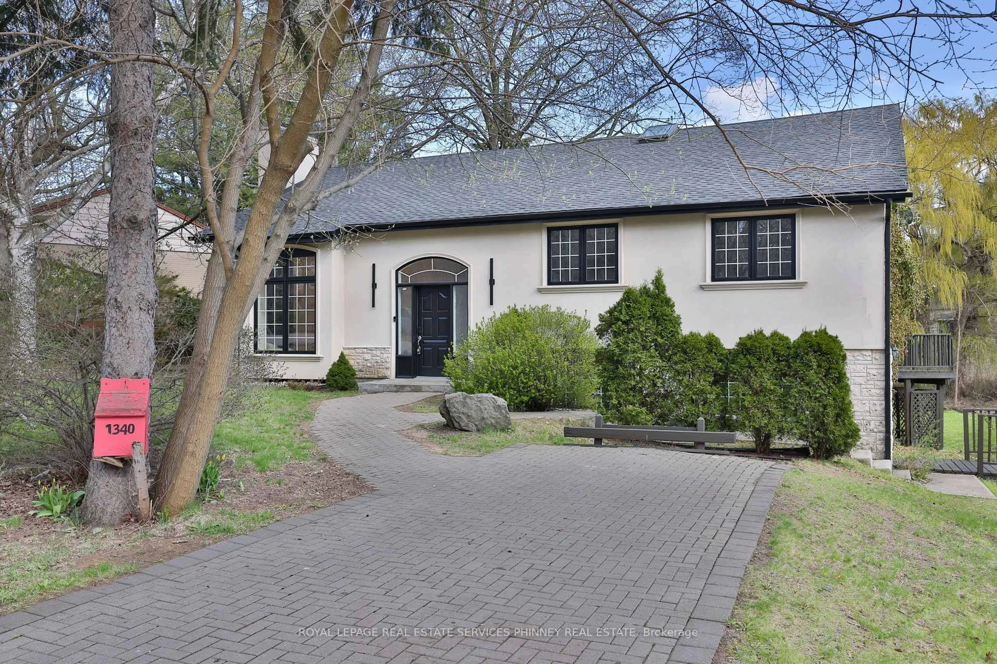 Unknown for 1340 Contour Dr, Mississauga Ontario L5H 1B2
