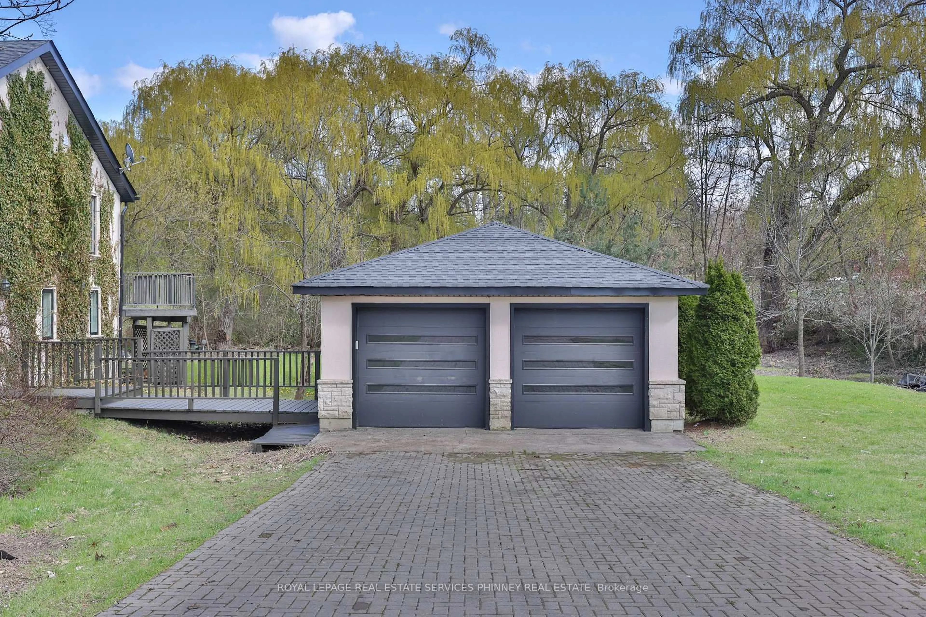 Indoor garage for 1340 Contour Dr, Mississauga Ontario L5H 1B2