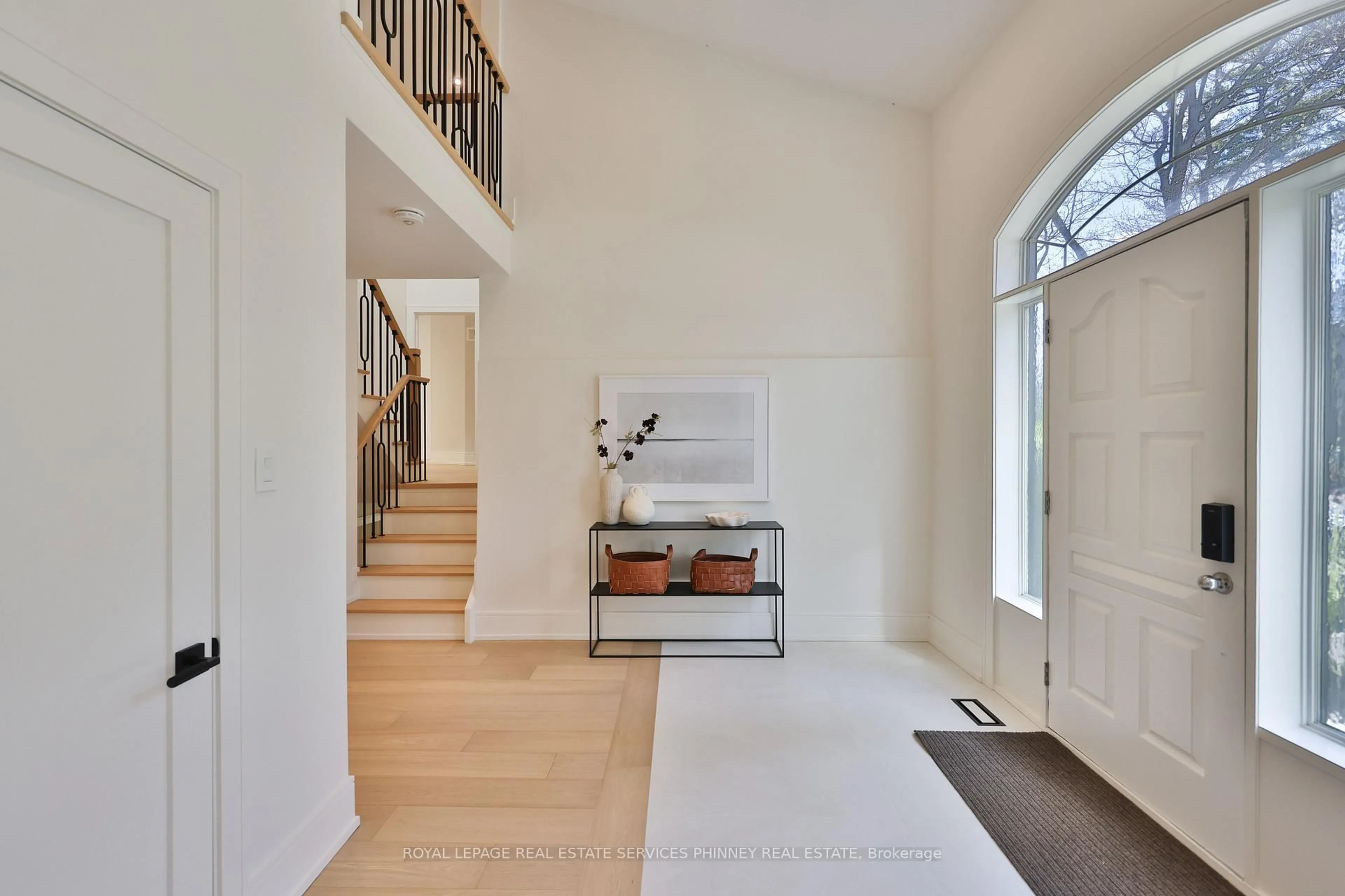 Indoor entryway for 1340 Contour Dr, Mississauga Ontario L5H 1B2