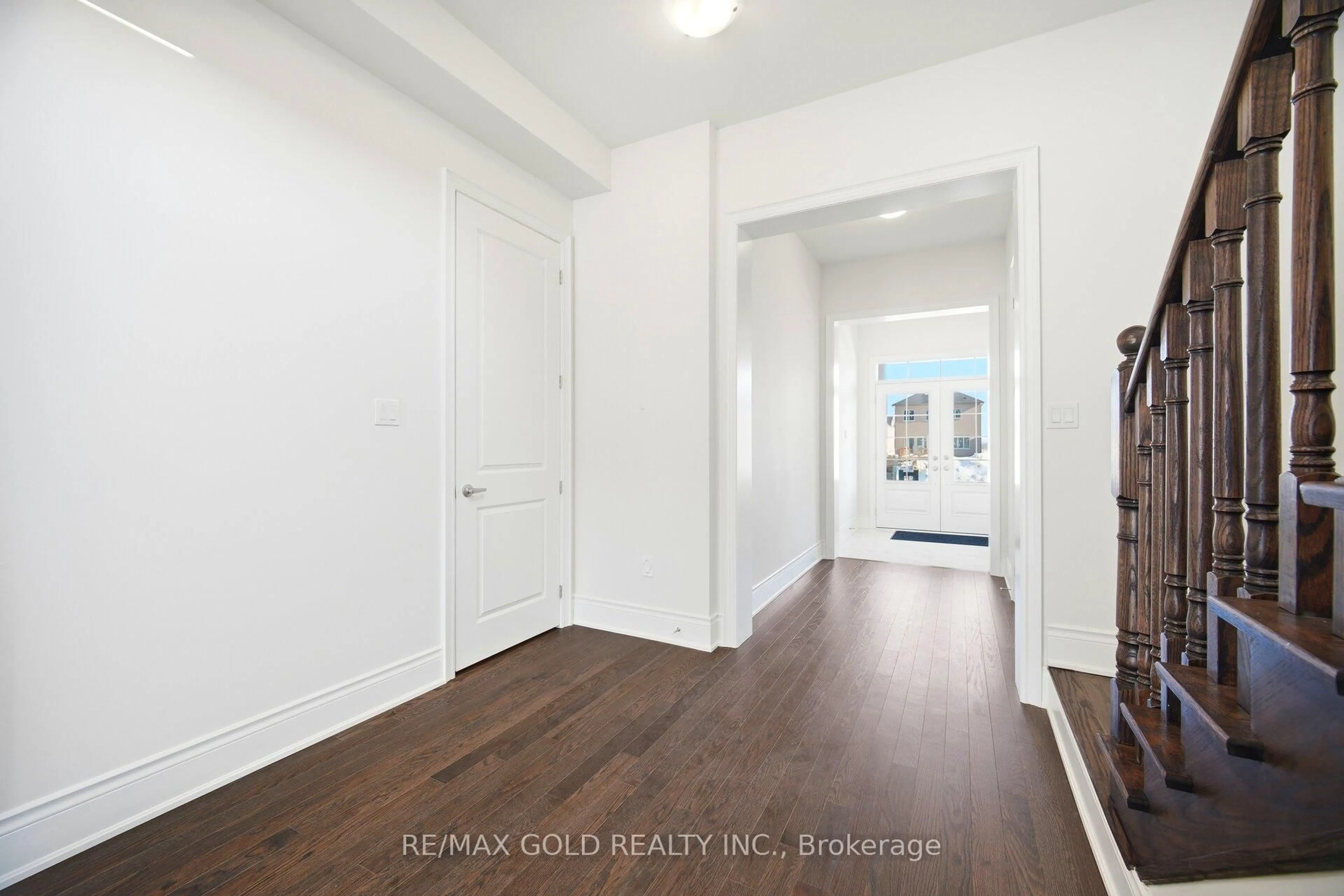 Indoor entryway for 32 Addison St, Caledon Ontario L7C 4N2