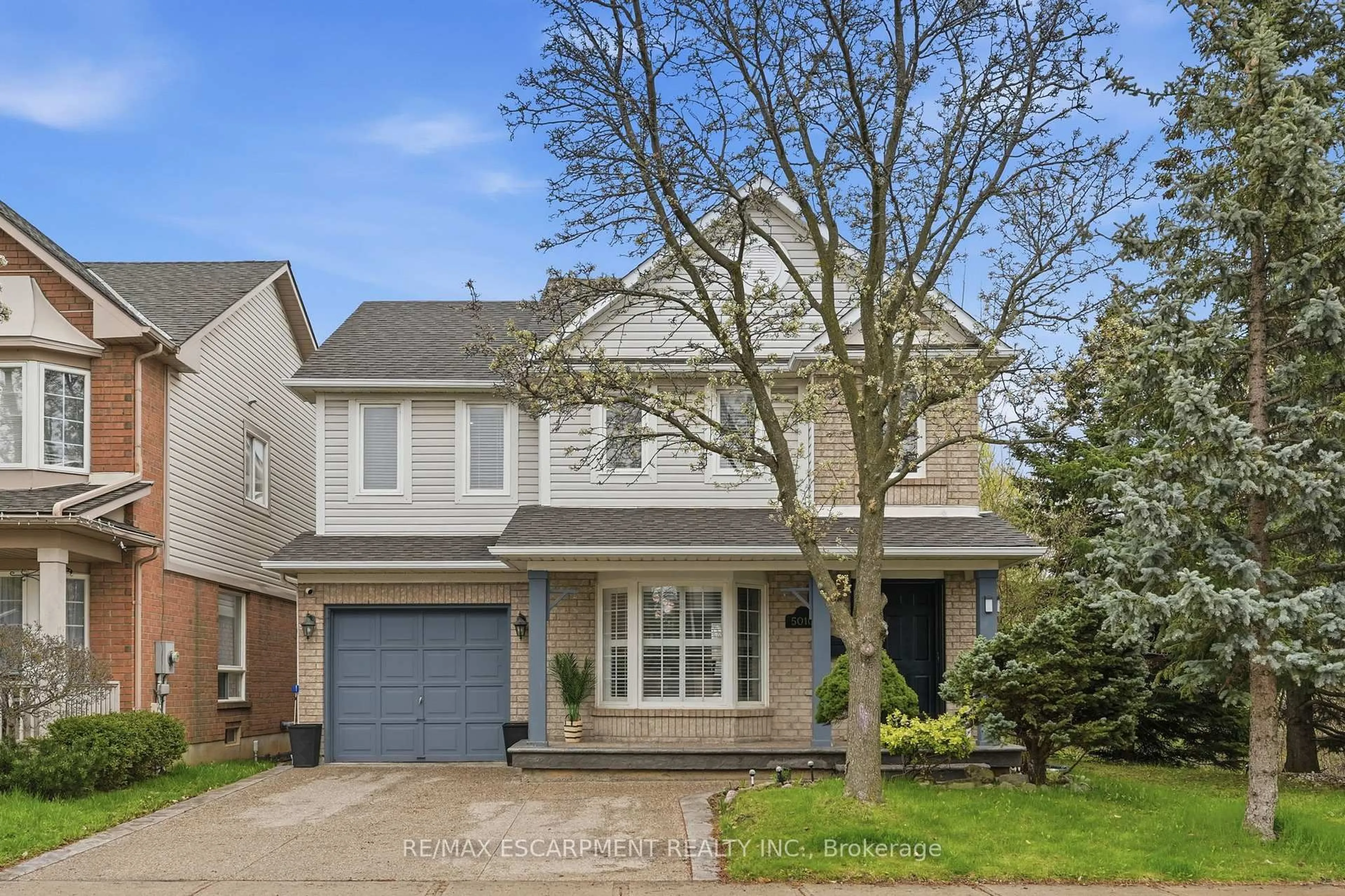 Home with vinyl exterior material, street for 5010 Bunton Cres, Burlington Ontario L7L 6H2
