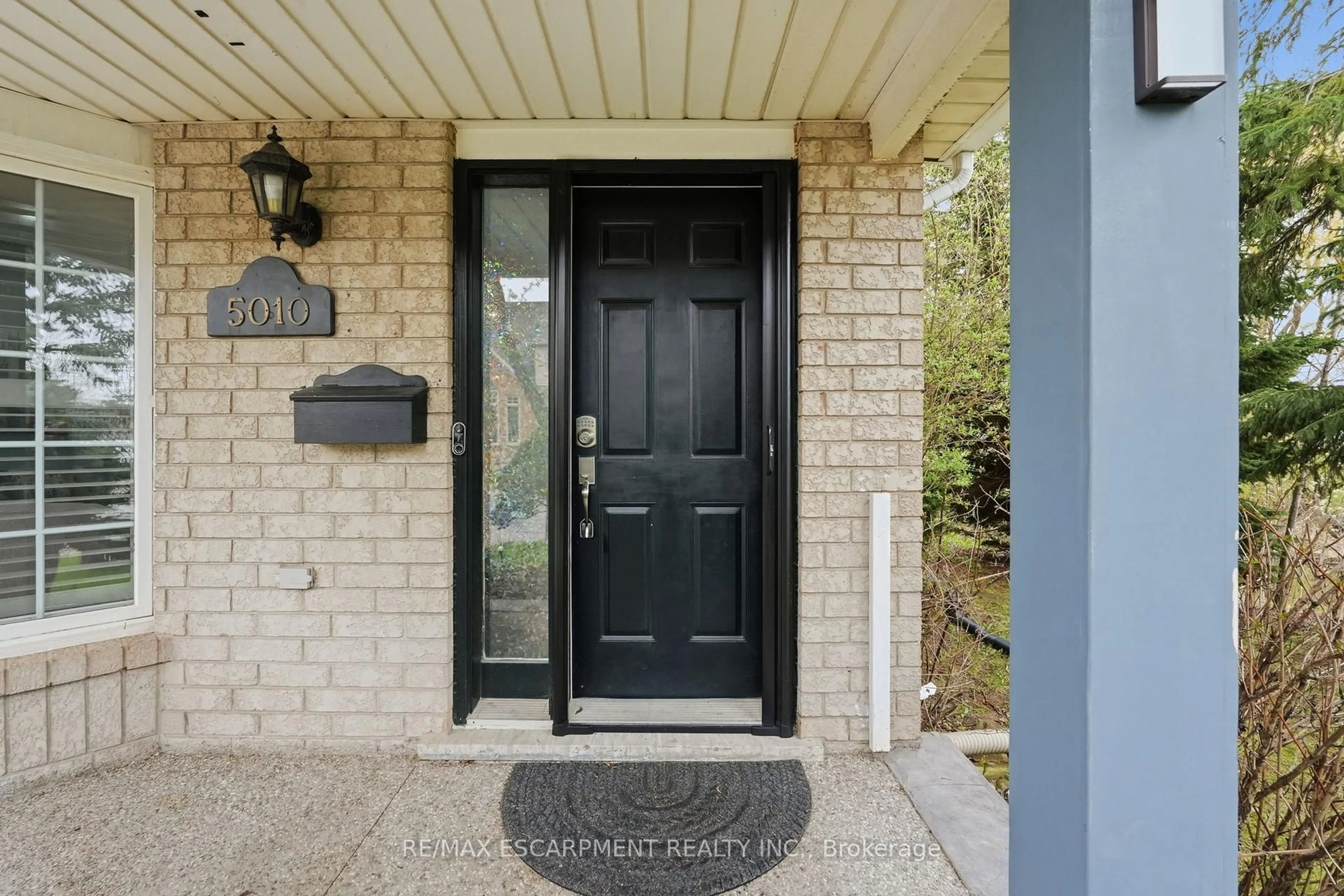 Indoor entryway for 5010 Bunton Cres, Burlington Ontario L7L 6H2