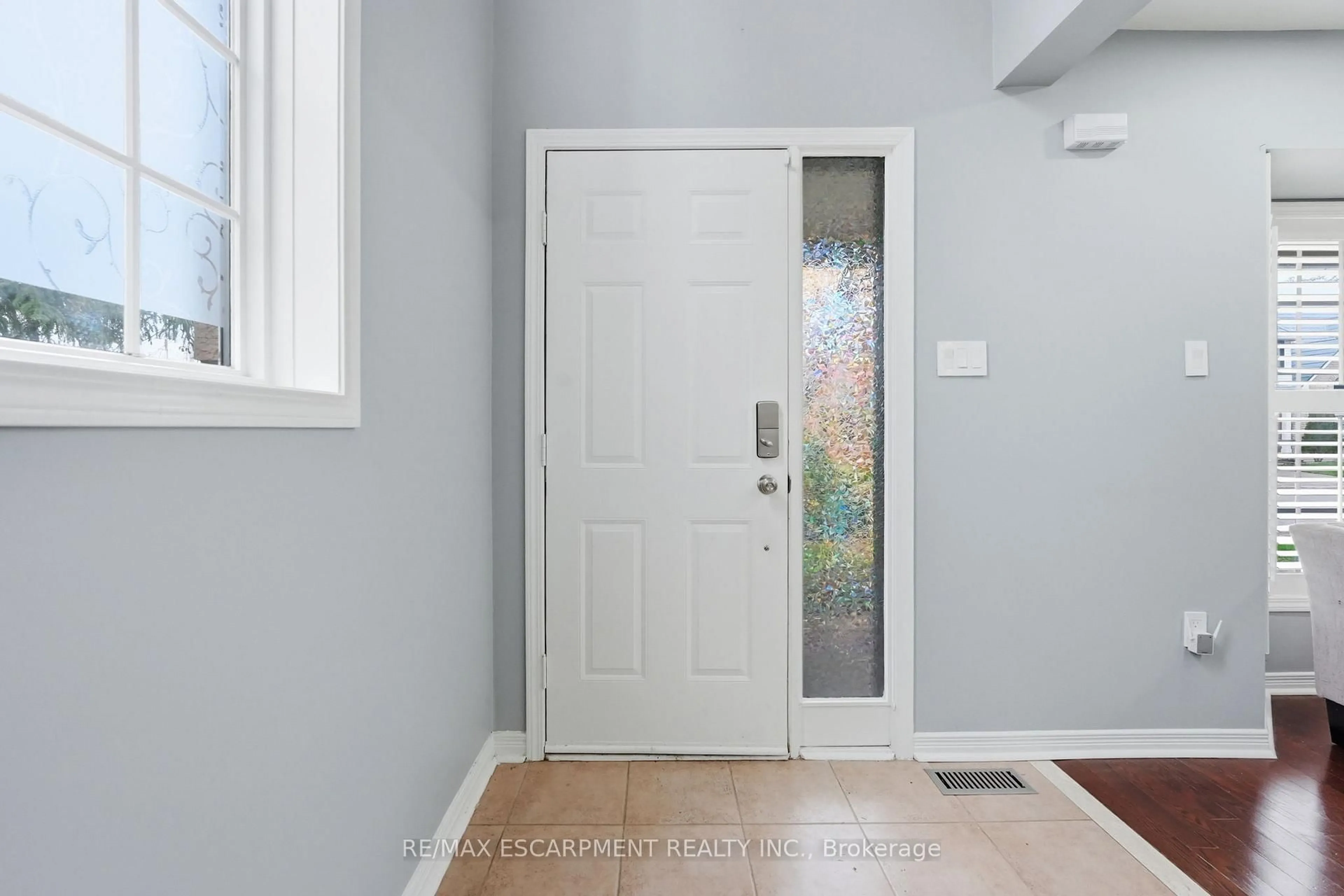 Indoor entryway for 5010 Bunton Cres, Burlington Ontario L7L 6H2