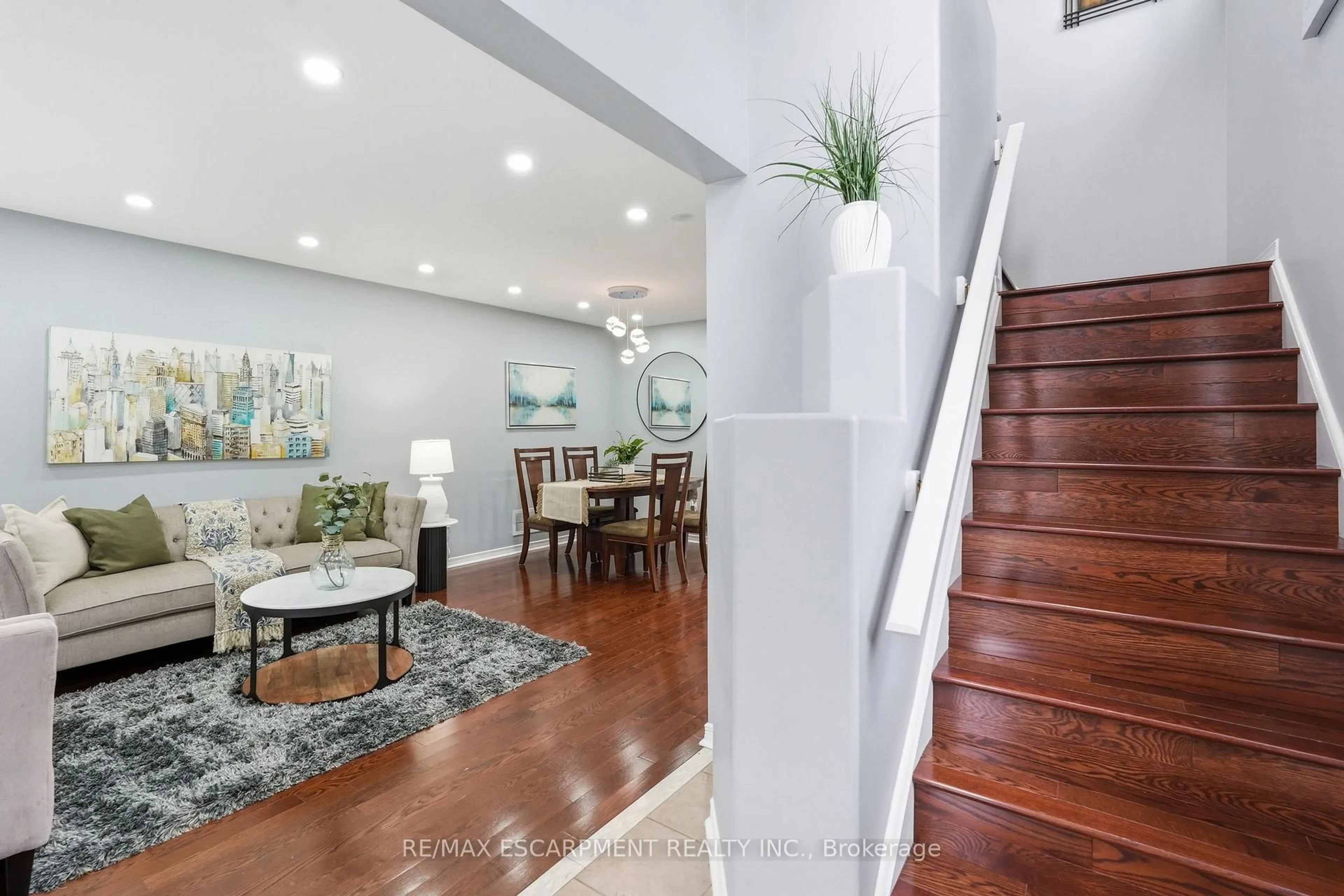 Indoor foyer for 5010 Bunton Cres, Burlington Ontario L7L 6H2